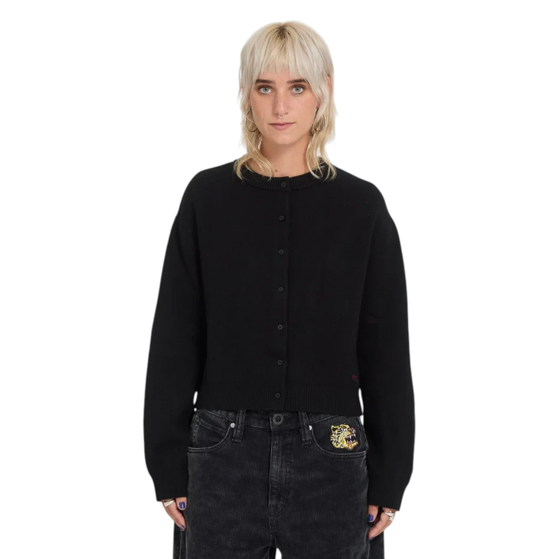 Cardigan noir Born2ride Volcom FA Ozzy en tricot doux avec boutonnage frontal porté par une femme sur fond blanc