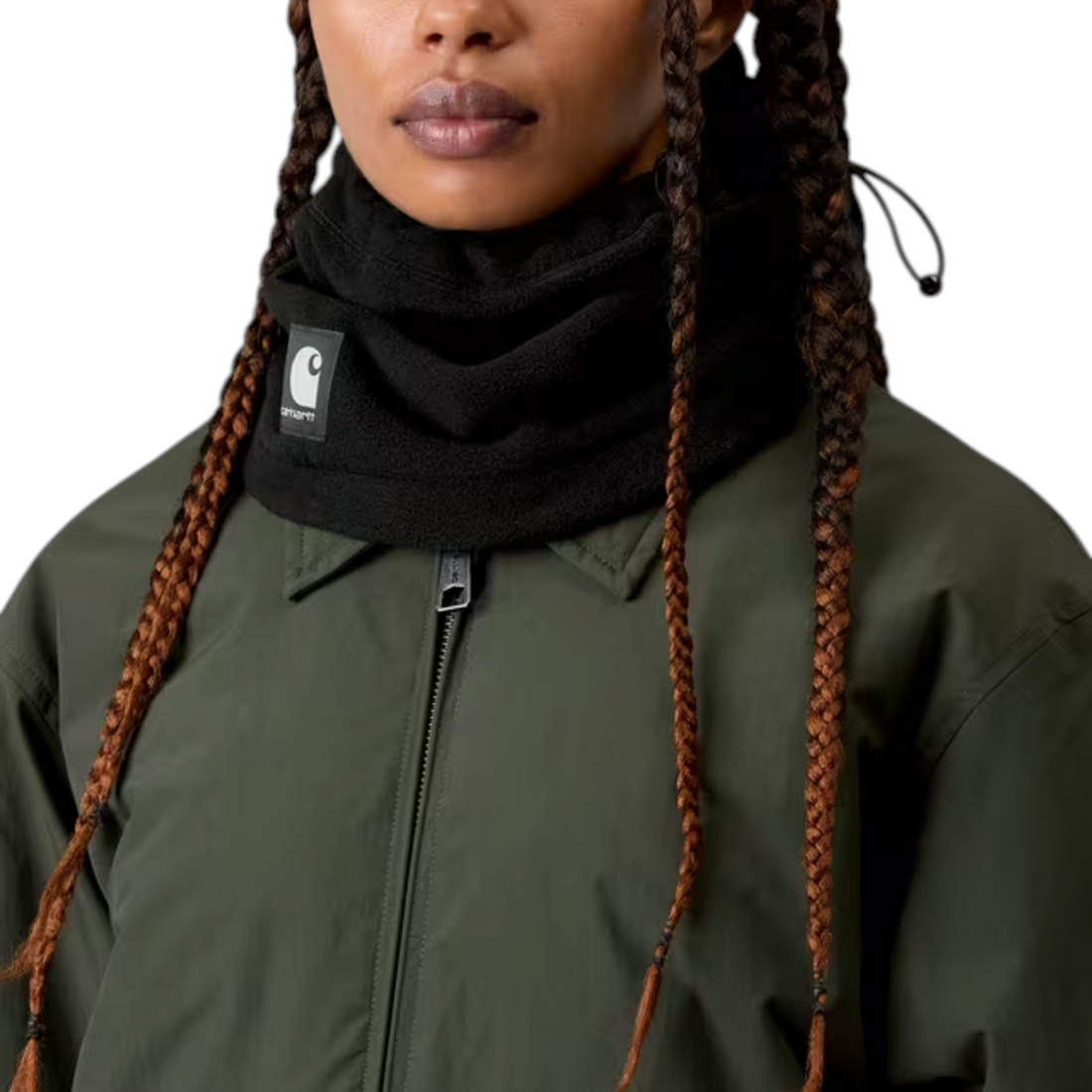 Tour de cou polaire noir Carhartt WIP Blevin porté par une femme avec cordon de serrage et étiquette Born2ride