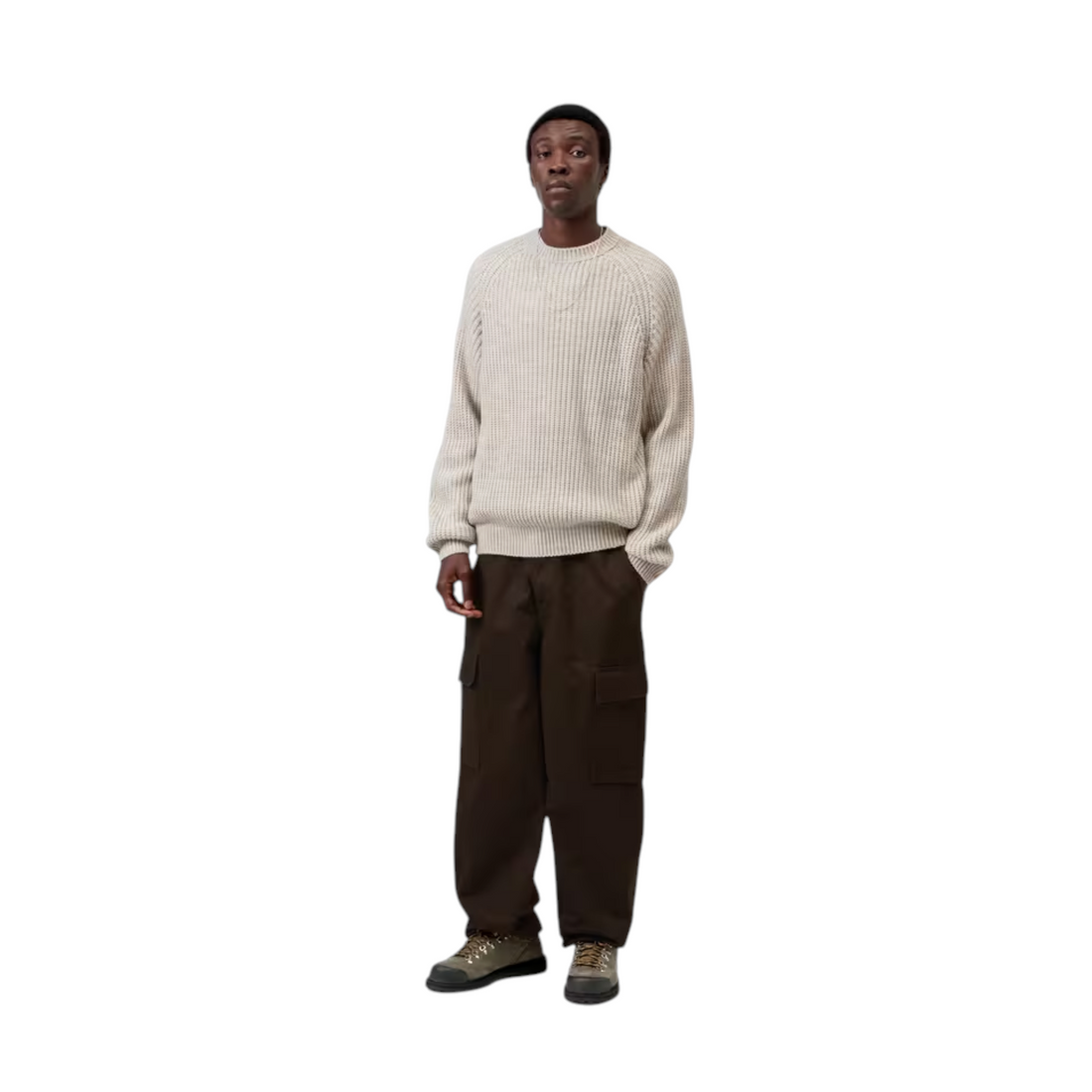 Homme portant le pull Carhartt WIP Firth en maille texturée couleur Fleur de Sel avec manches raglan chez Born2ride