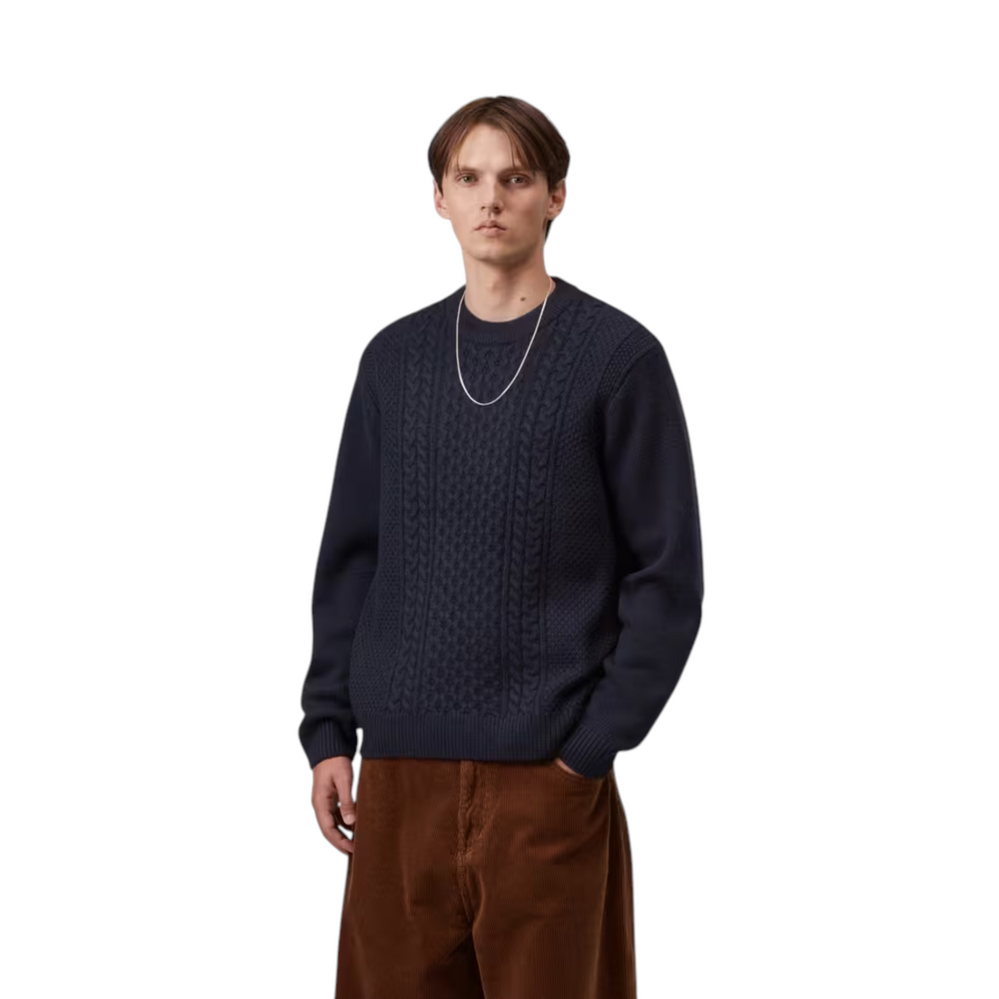 Homme portant un pull en maille torsadée bleu marine Carhartt WIP avec col rond, disponible chez Born2ride