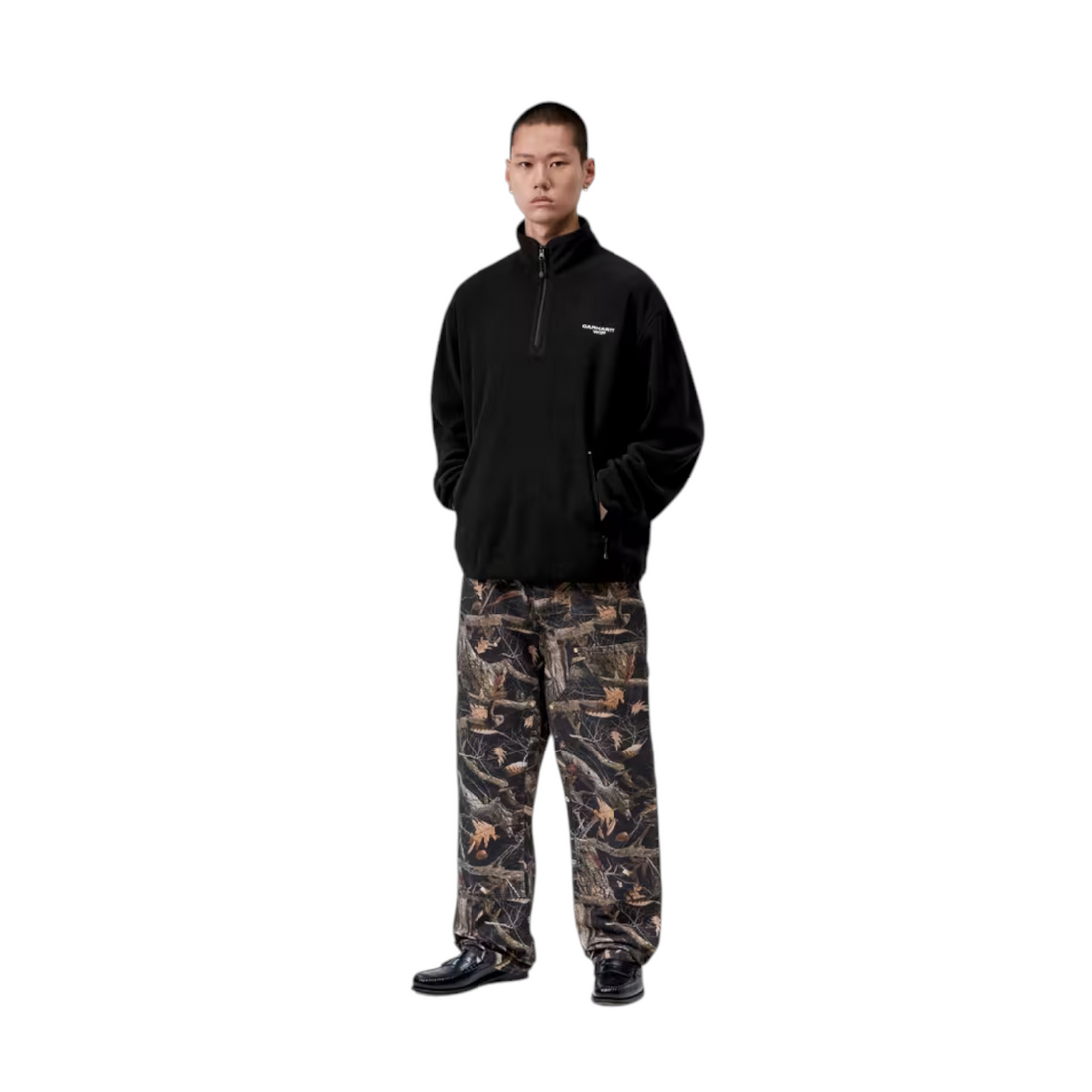 Sweat demi-zip noir Carhartt WIP Edmore porté par un mannequin avec un pantalon camouflage chez Born2ride