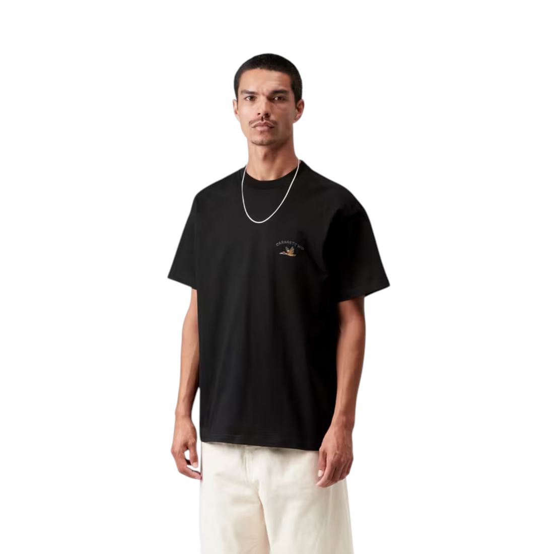 Homme portant le t-shirt noir en coton biologique Born2ride Carhartt WIP avec imprimé canard sur la poitrine