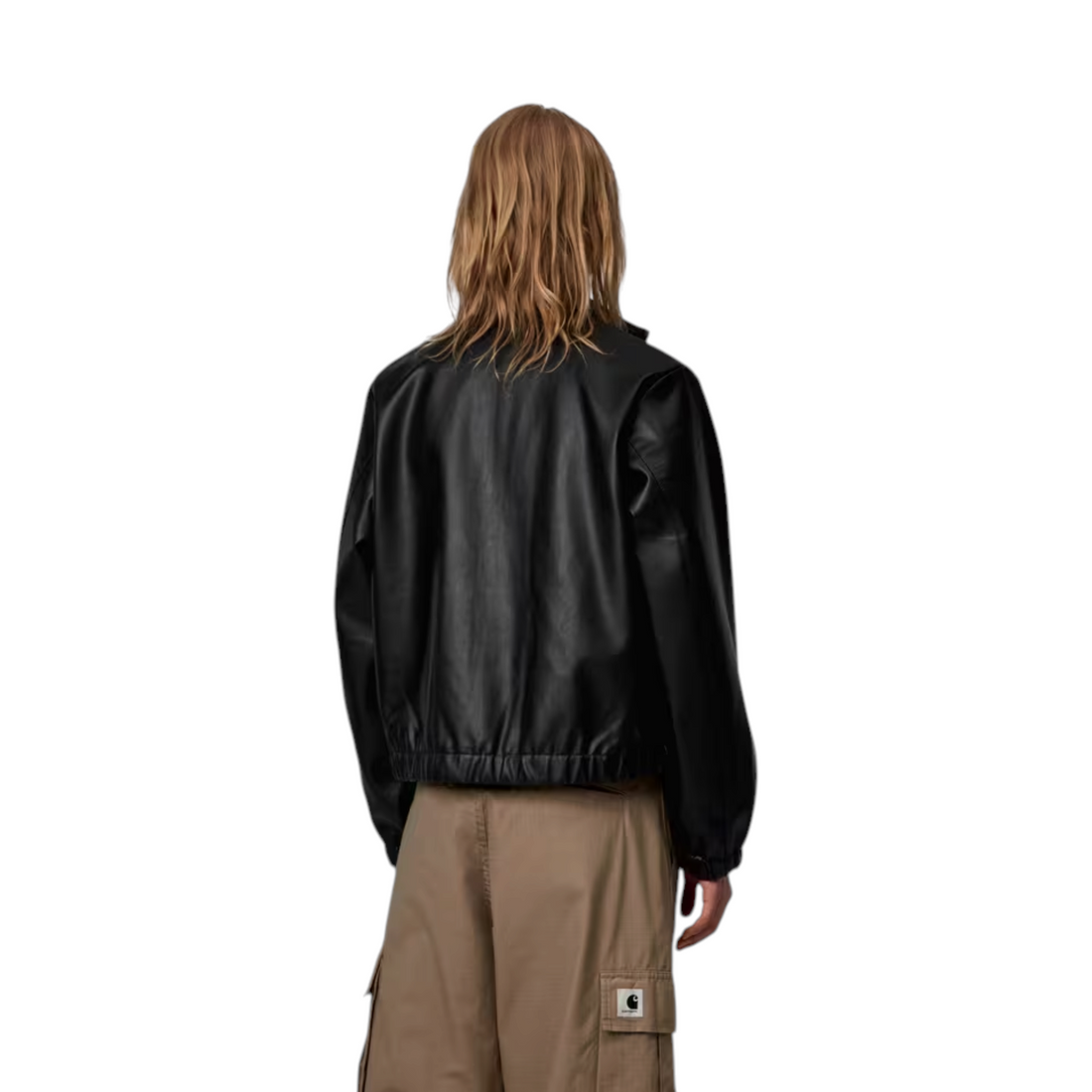 Vue arrière de la veste femme Born2ride Carhartt WIP Arizona en simili-cuir noir portée avec un pantalon cargo beige