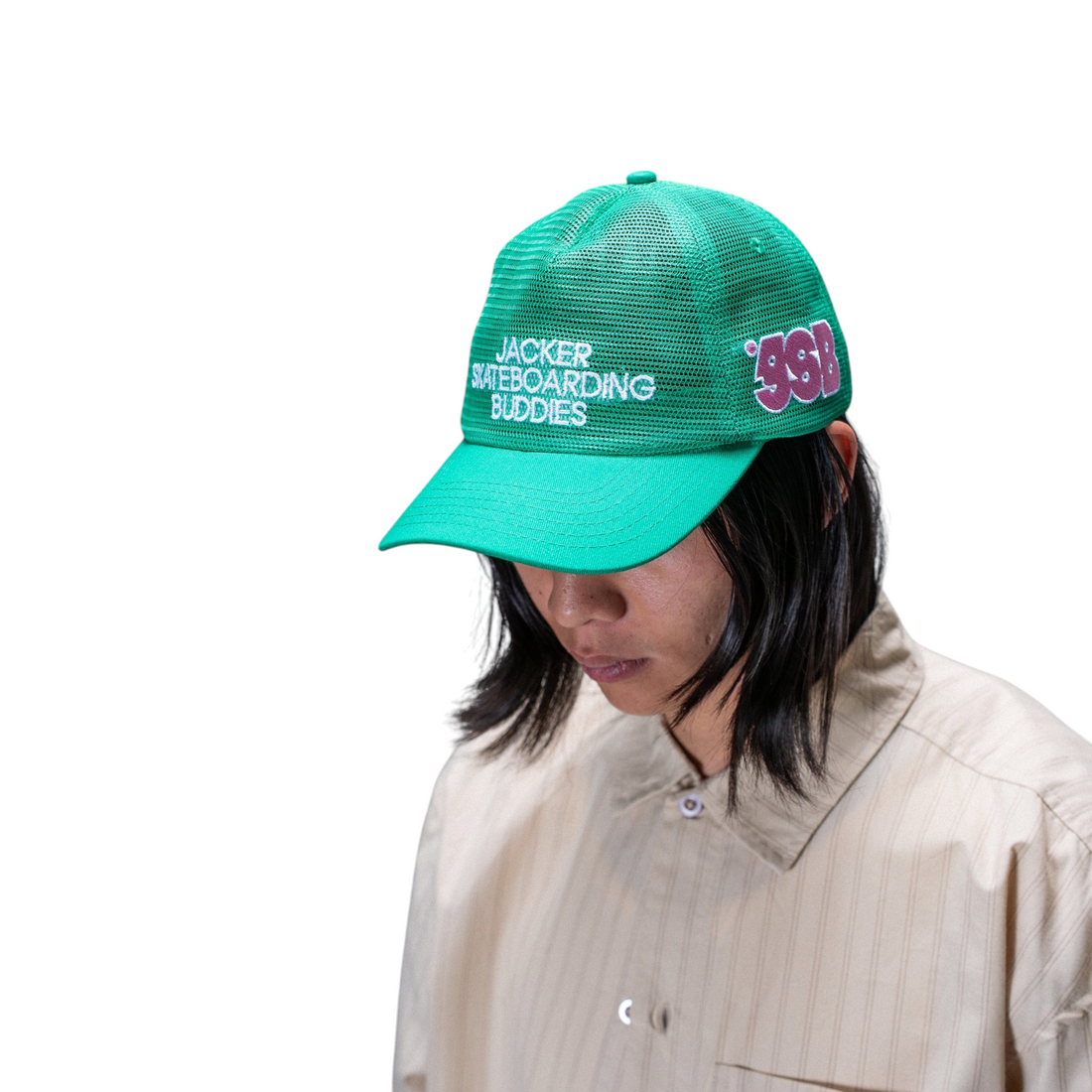 Casquette 5 panneaux Born2ride Jacker Jsb verte en maille avec broderie blanche et rose portée par un mannequin
