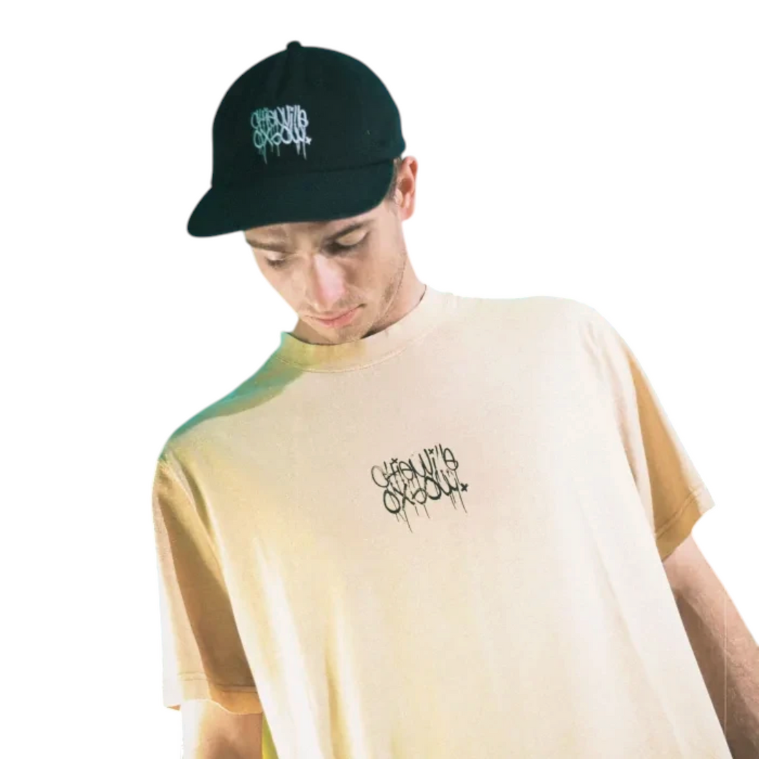 Homme portant une casquette noire Oxbow S2 Crossflo Cp avec visière courbée et logo brodé, style surfwear Born2ride