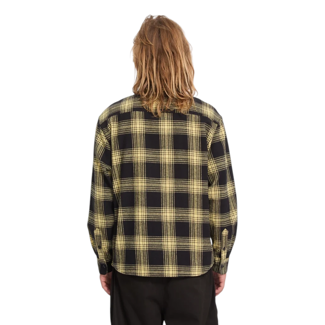 Vue arrière d'un homme portant la chemise Born2ride Volcom Fa Ozzy Plaid LS en coton à carreaux jaune moutarde et noir