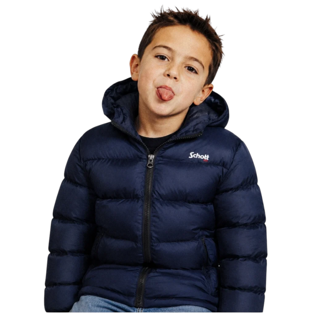 Enfant portant une doudoune bleu marine Born2ride Schott Idaho2b avec capuche et logo sur la poitrine