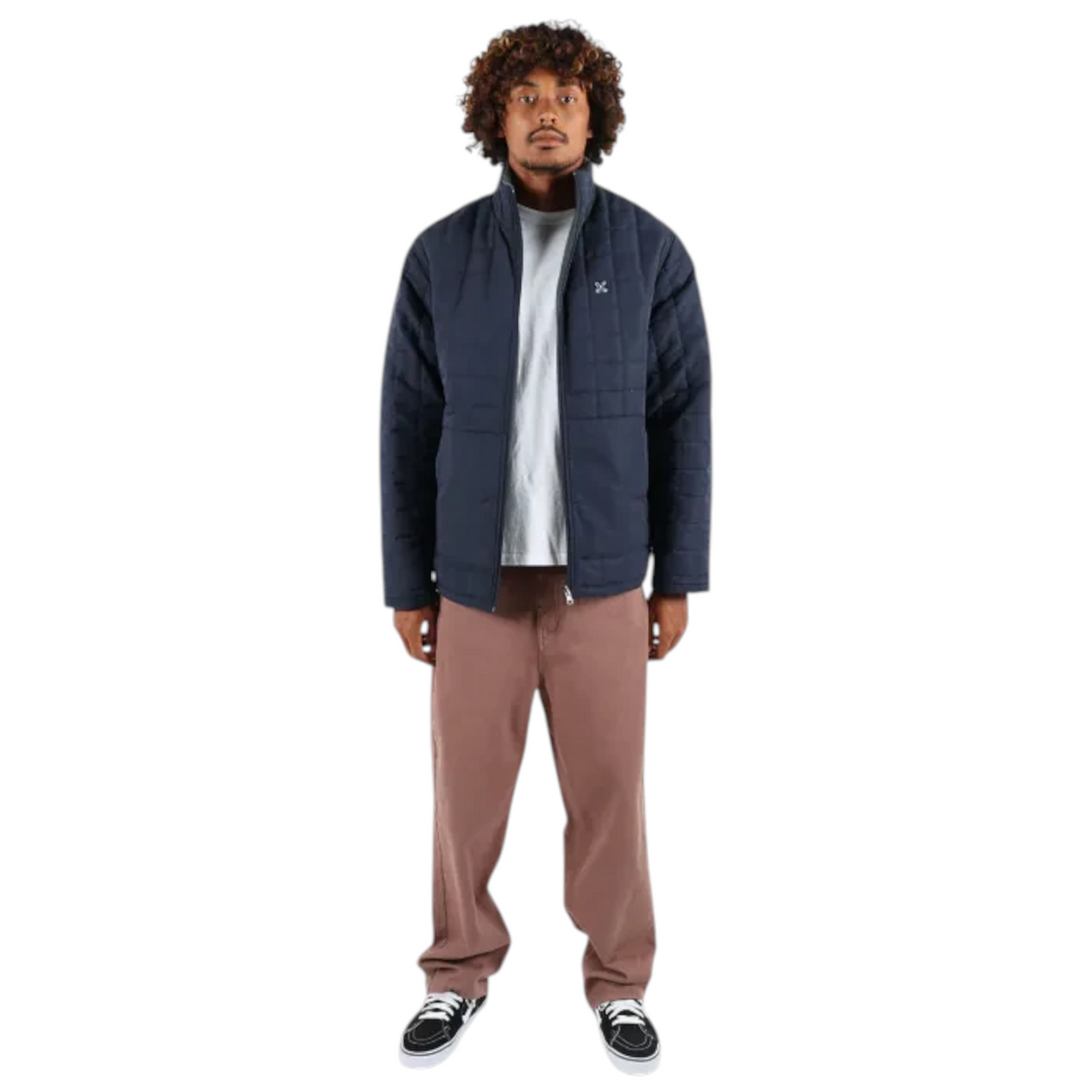 Homme portant la doudoune réversible Born2ride Oxbow Switch-wrm bleu marine matelassée sur fond blanc