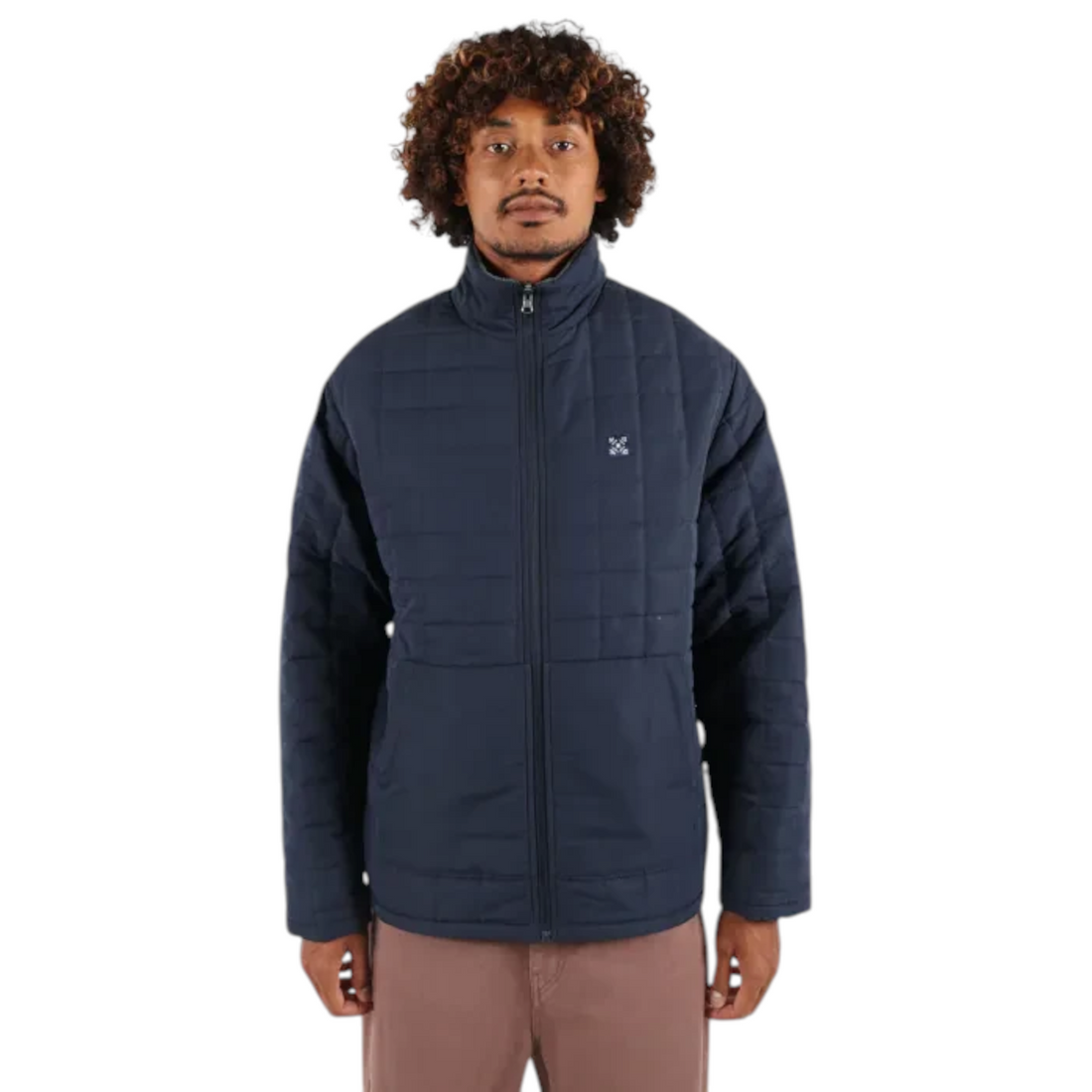 Homme portant la doudoune réversible Born2ride Oxbow Switch-wrm bleu marine en nylon matelassé déperlant