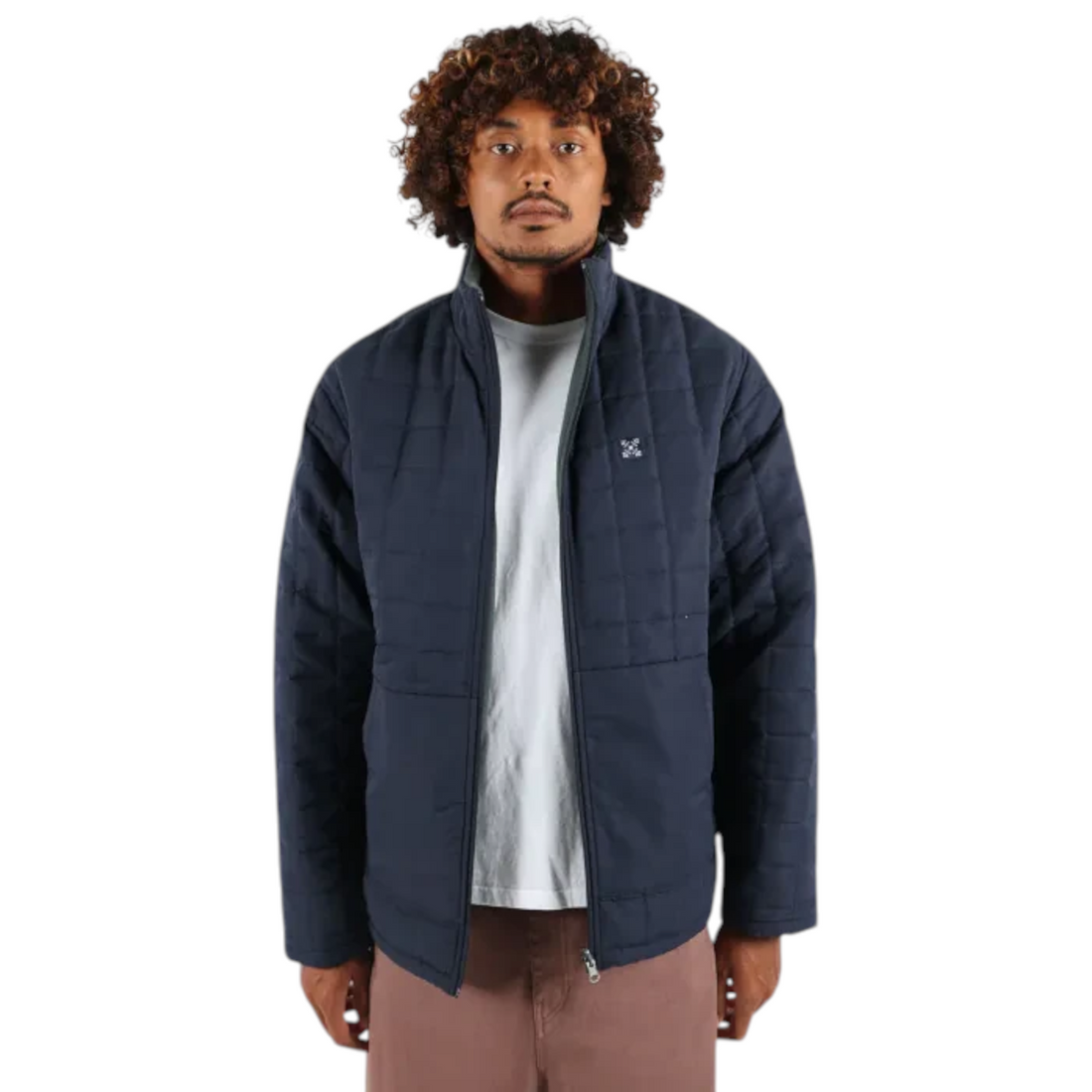 Homme portant la doudoune réversible Born2ride Oxbow Switch-wrm bleu marine matelassée en nylon déperlant