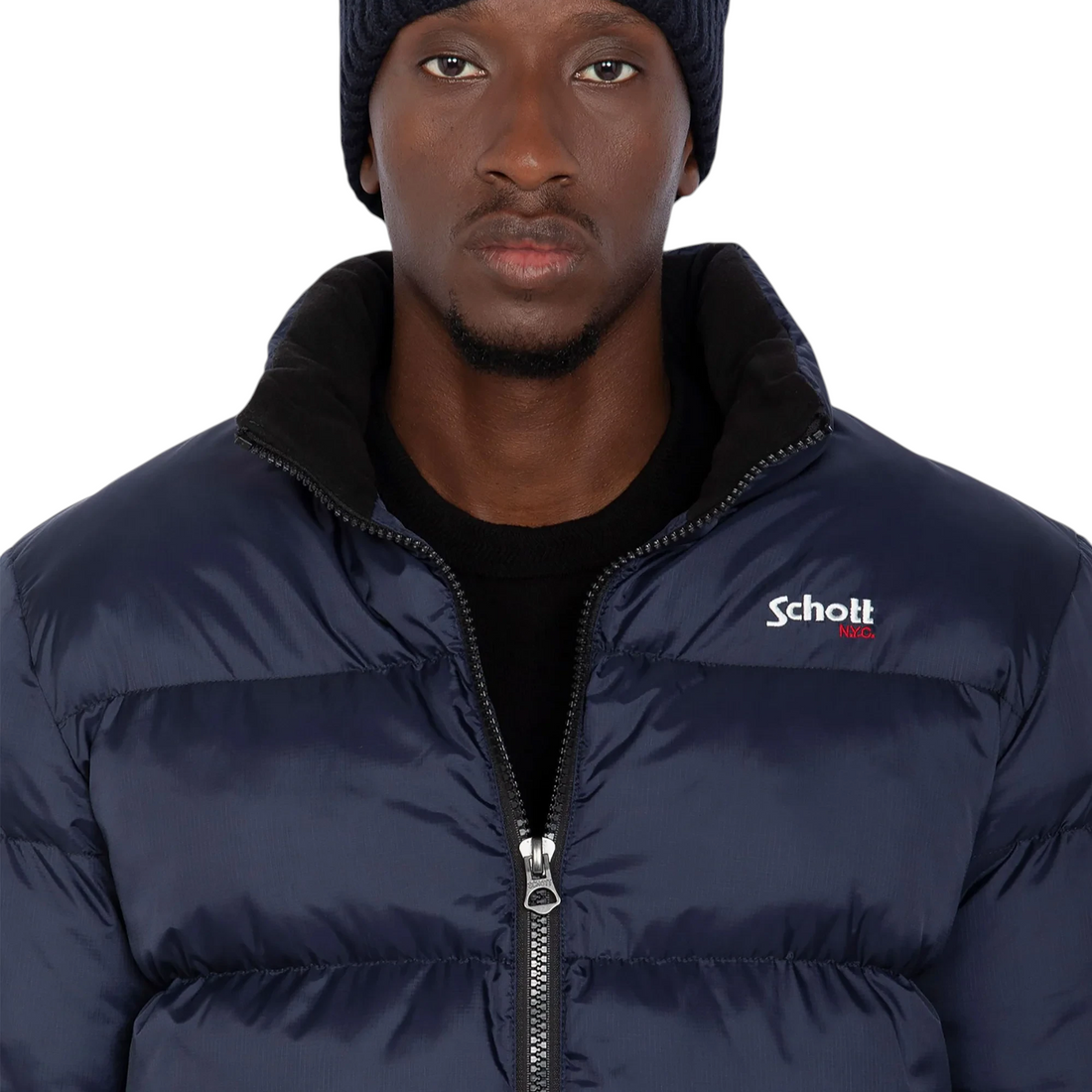 Homme portant une doudoune bleu marine Schott Idaho et un bonnet en maille assorti chez Born2ride