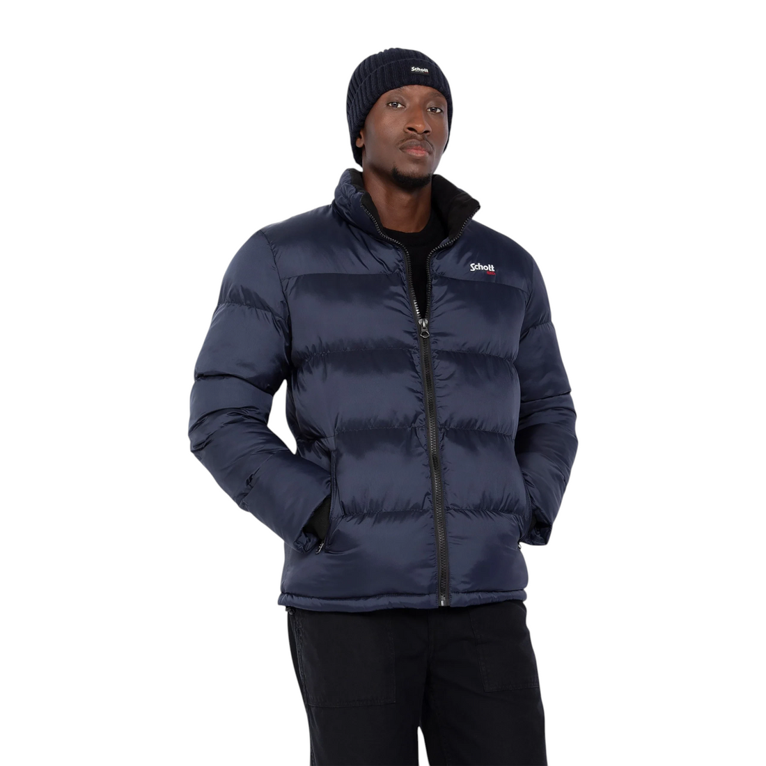 Homme portant une doudoune bleu marine Schott Idaho en nylon ripstop avec un bonnet assorti chez Born2ride