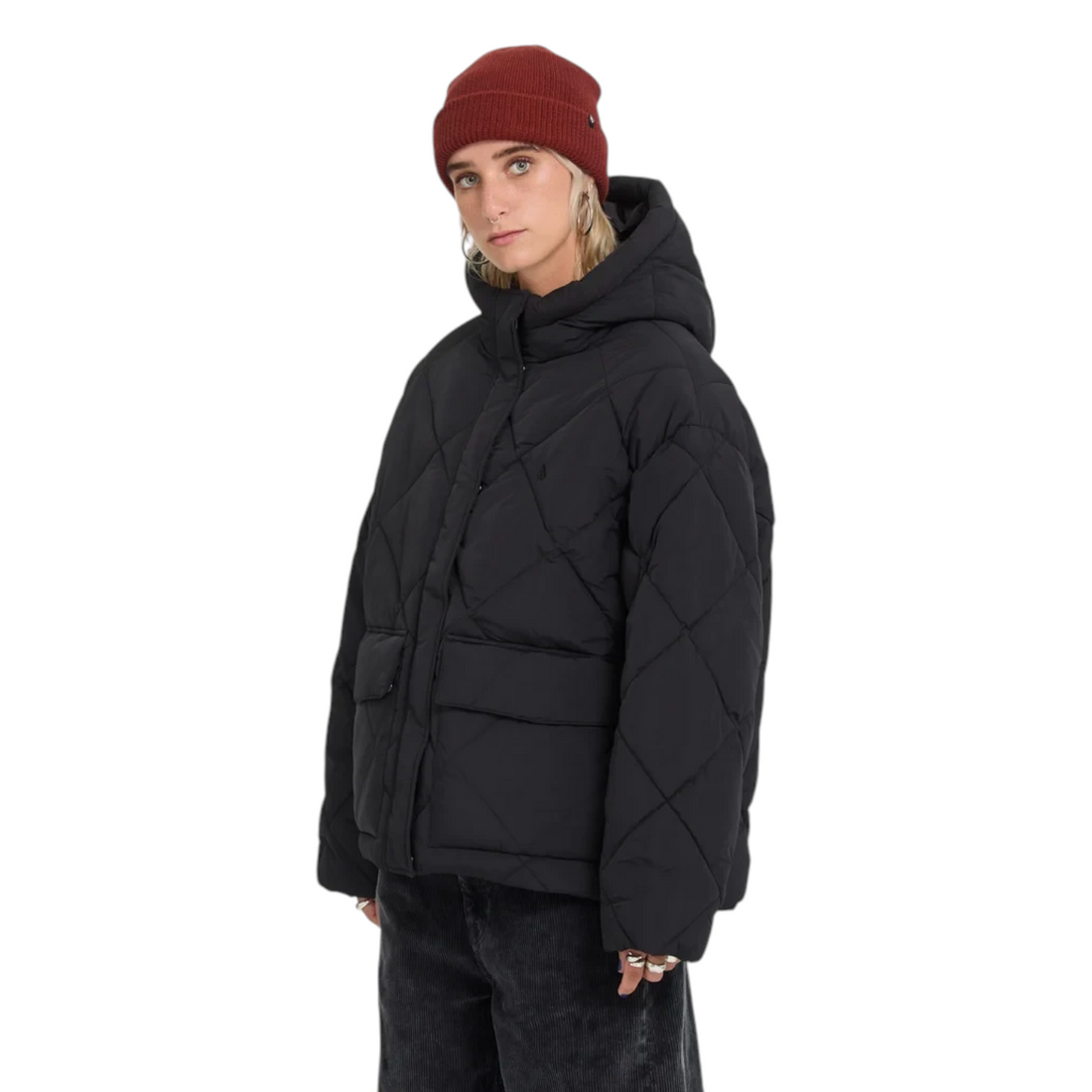 Doudoune noire oversize Born2ride Volcom Out Of Boxy Puff avec capuche et matelassage en losanges portée par un mannequin