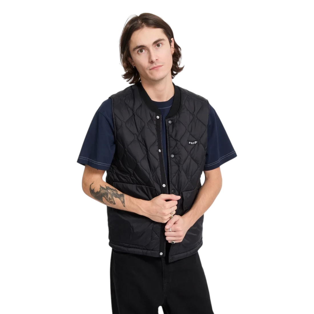 Homme portant un gilet matelassé noir Volcom Bowered de Born2ride avec fermeture à boutons-pression