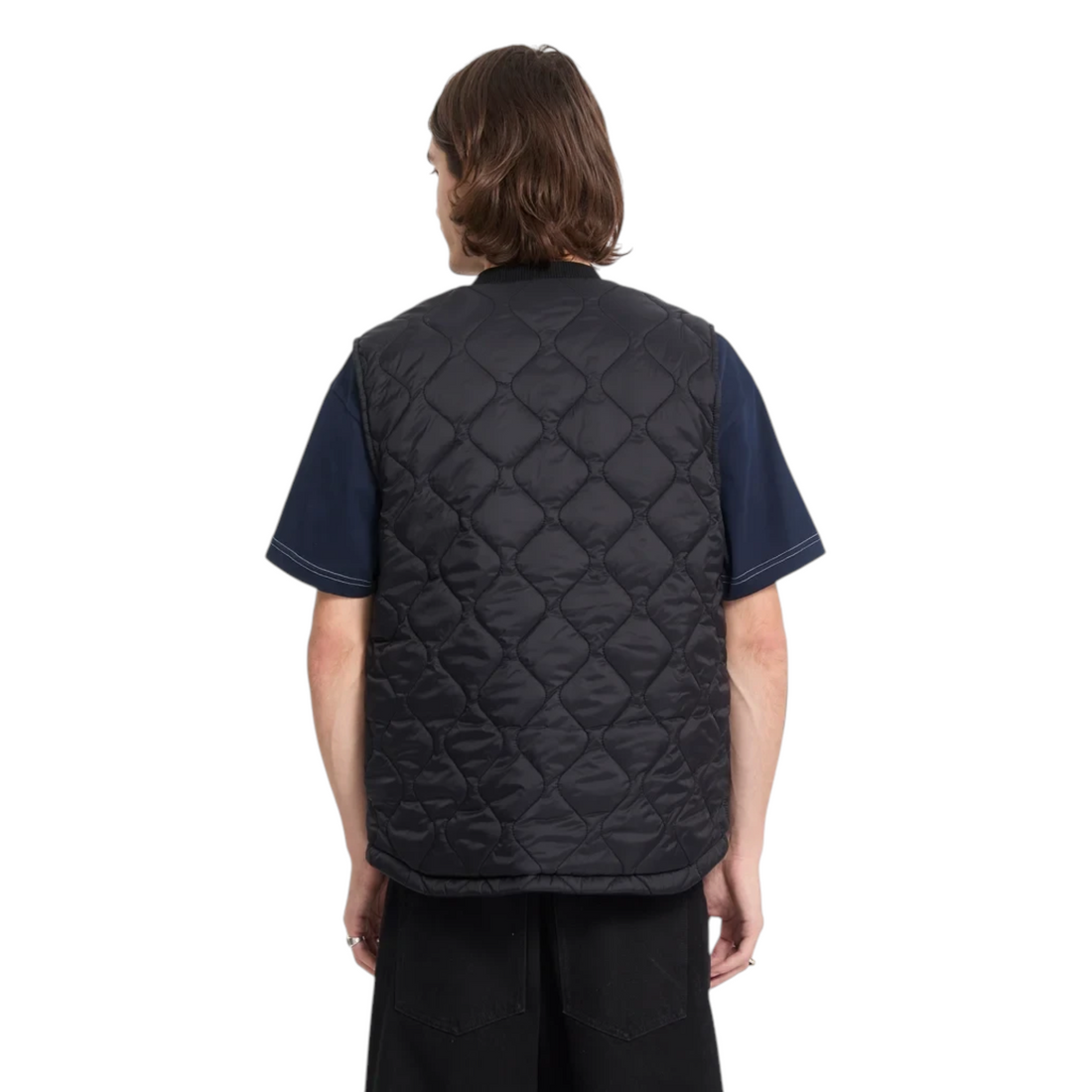 Homme portant un gilet matelassé noir Volcom Bowered de Born2ride, vue de dos sur fond blanc