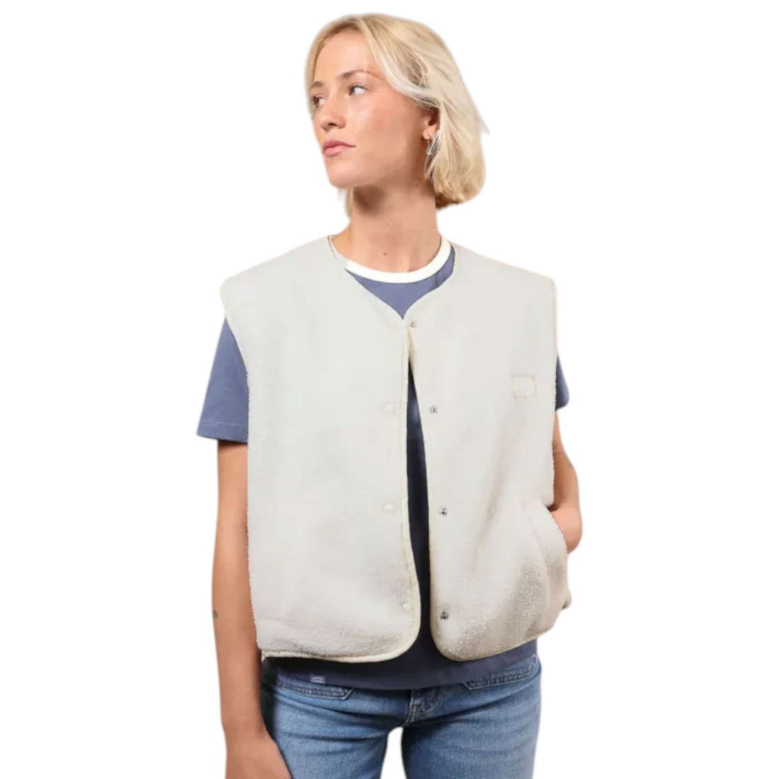 Femme portant le gilet réversible Born2ride Oxbow Twin en sherpa blanc cassé avec fermeture à boutons-pression