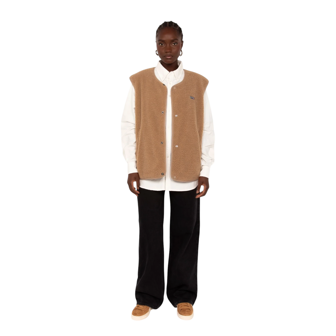 Gilet sans manche en sherpa beige Schott Swcailen porté par une femme chez Born2ride sur une chemise blanche