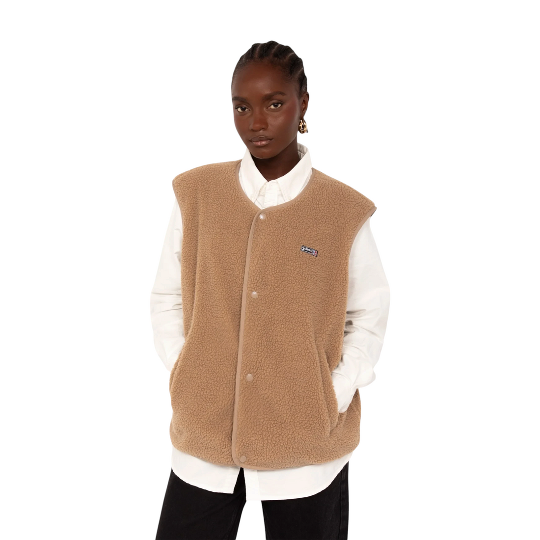 Gilet sans manche en sherpa beige Schott Swcailen porté par une femme chez Born2ride