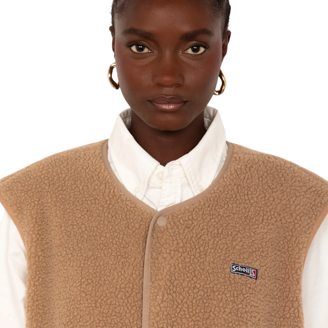 Gilet sans manche en sherpa beige Schott Swcailen porté par une femme, disponible chez Born2ride