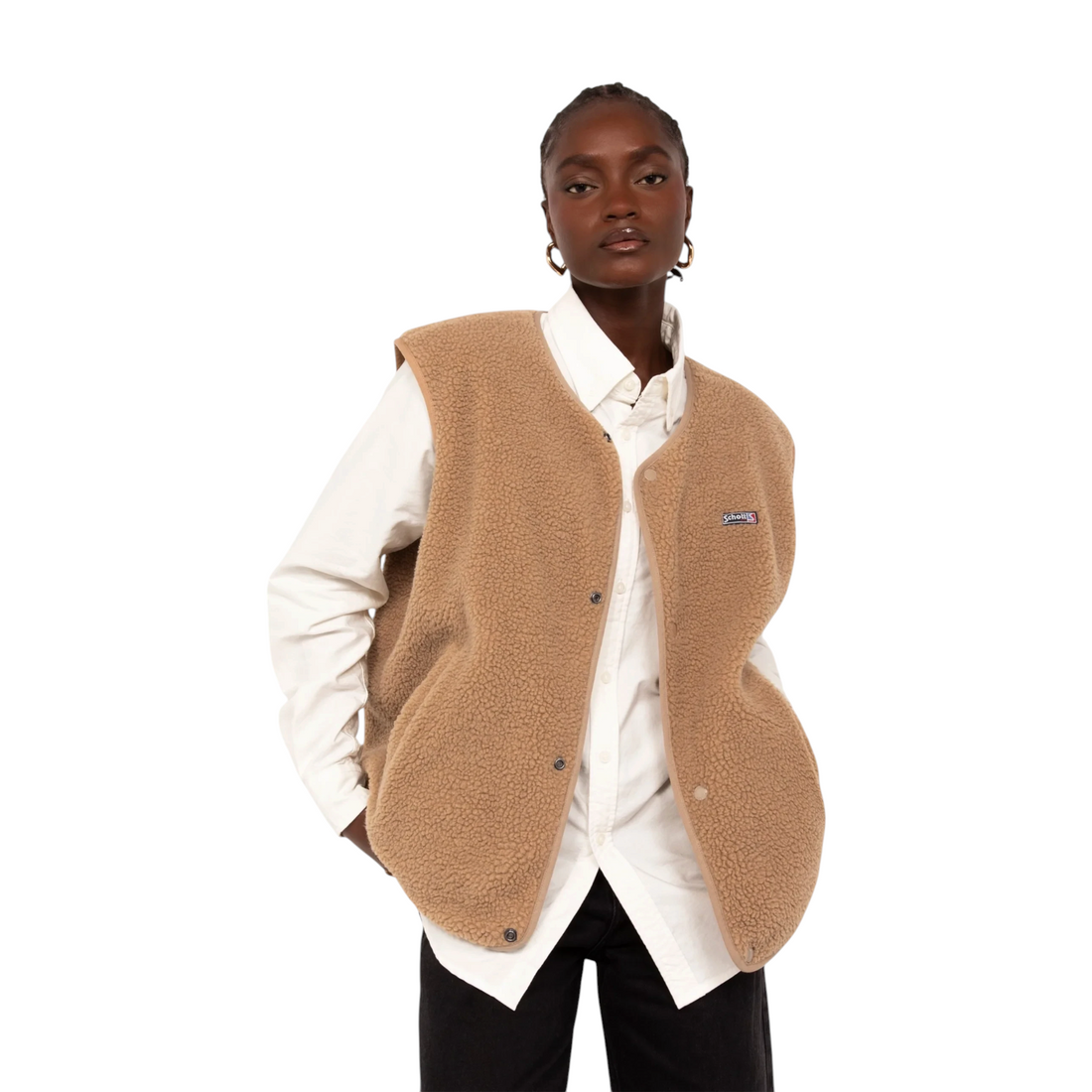 Modèle portant le gilet sans manche en sherpa beige Schott Swcailen disponible chez Born2ride sur une chemise blanche