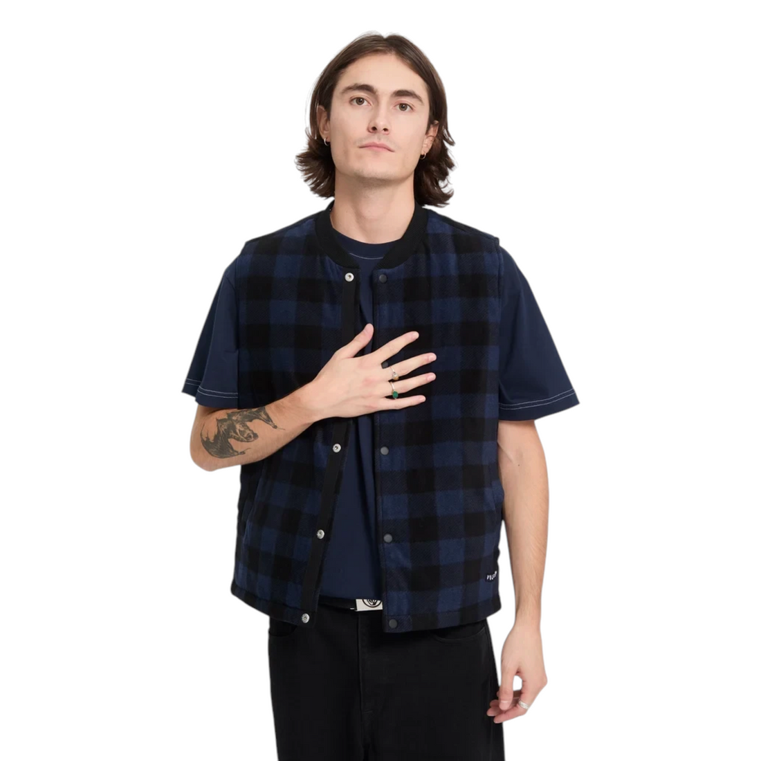 Homme portant un gilet sans manches Volcom Bowered à carreaux bleu et noir de Born2ride sur un t-shirt bleu marine