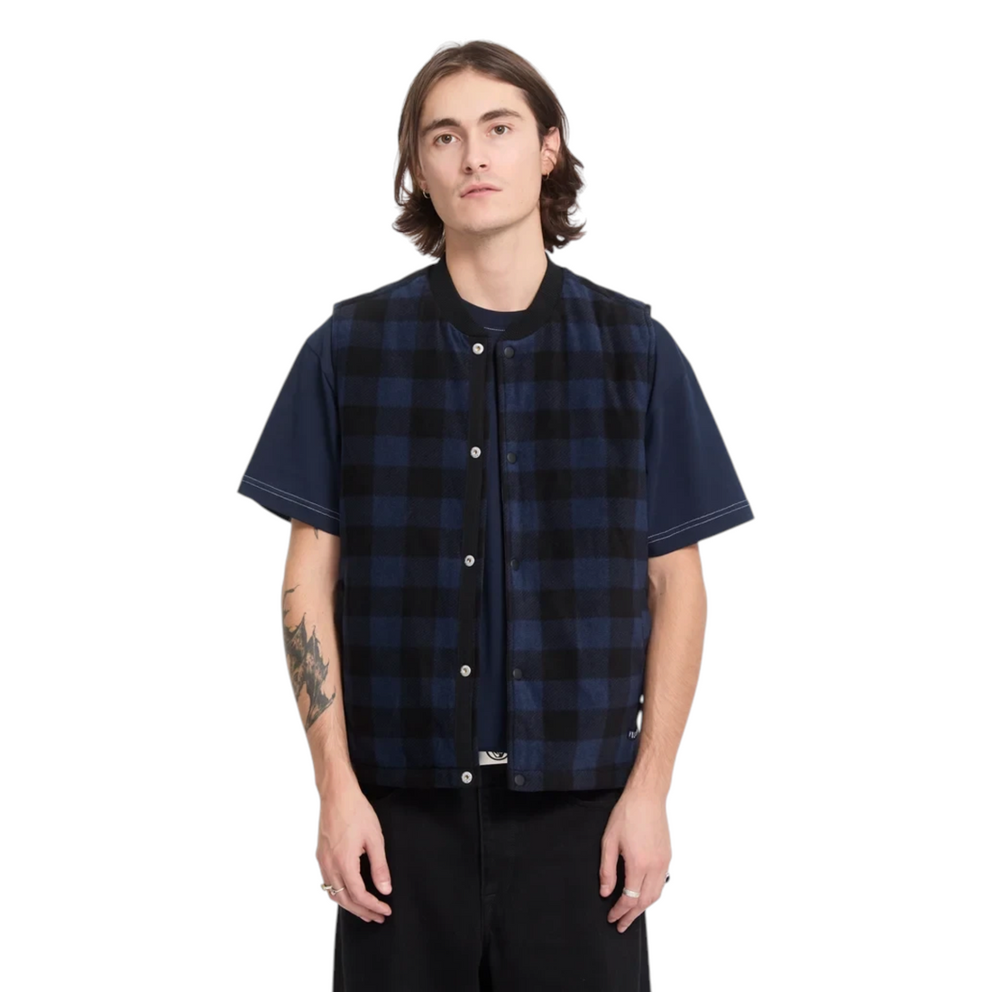 Homme portant le gilet Volcom Bowered à carreaux bleu et noir de Born2ride sur un t-shirt bleu marine