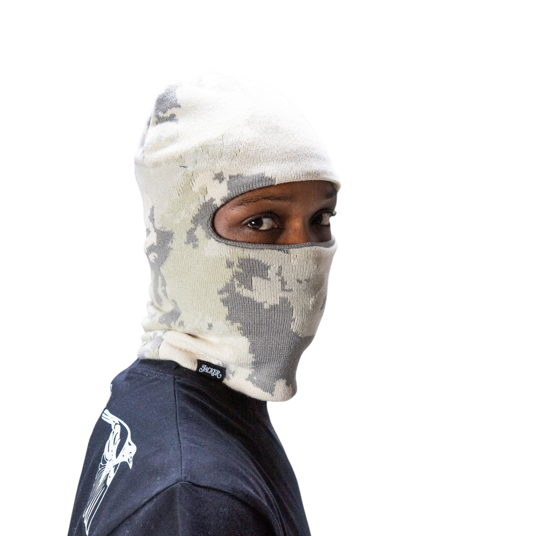Cagoule Born2ride Jacker N°1890 en acrylique avec motif camouflage gris et blanc portée par un mannequin