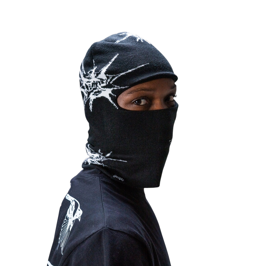 Cagoule Born2ride Jacker N°1890 noire en maille acrylique avec motifs graphiques blancs portee par un mannequin