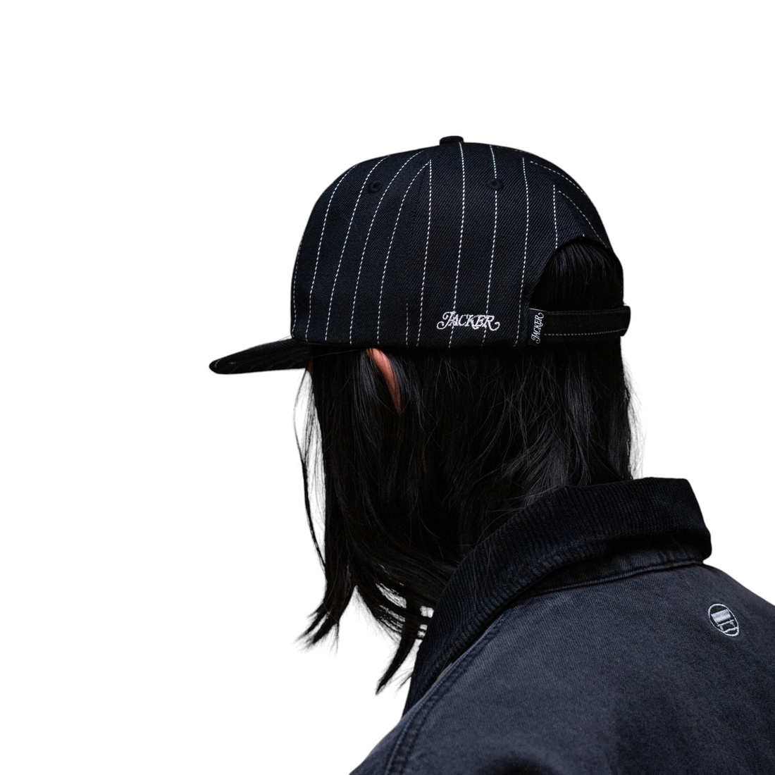 Casquette Born2ride Jacker Stripe noire en twill de coton avec rayures blanches, vue de profil sur mannequin