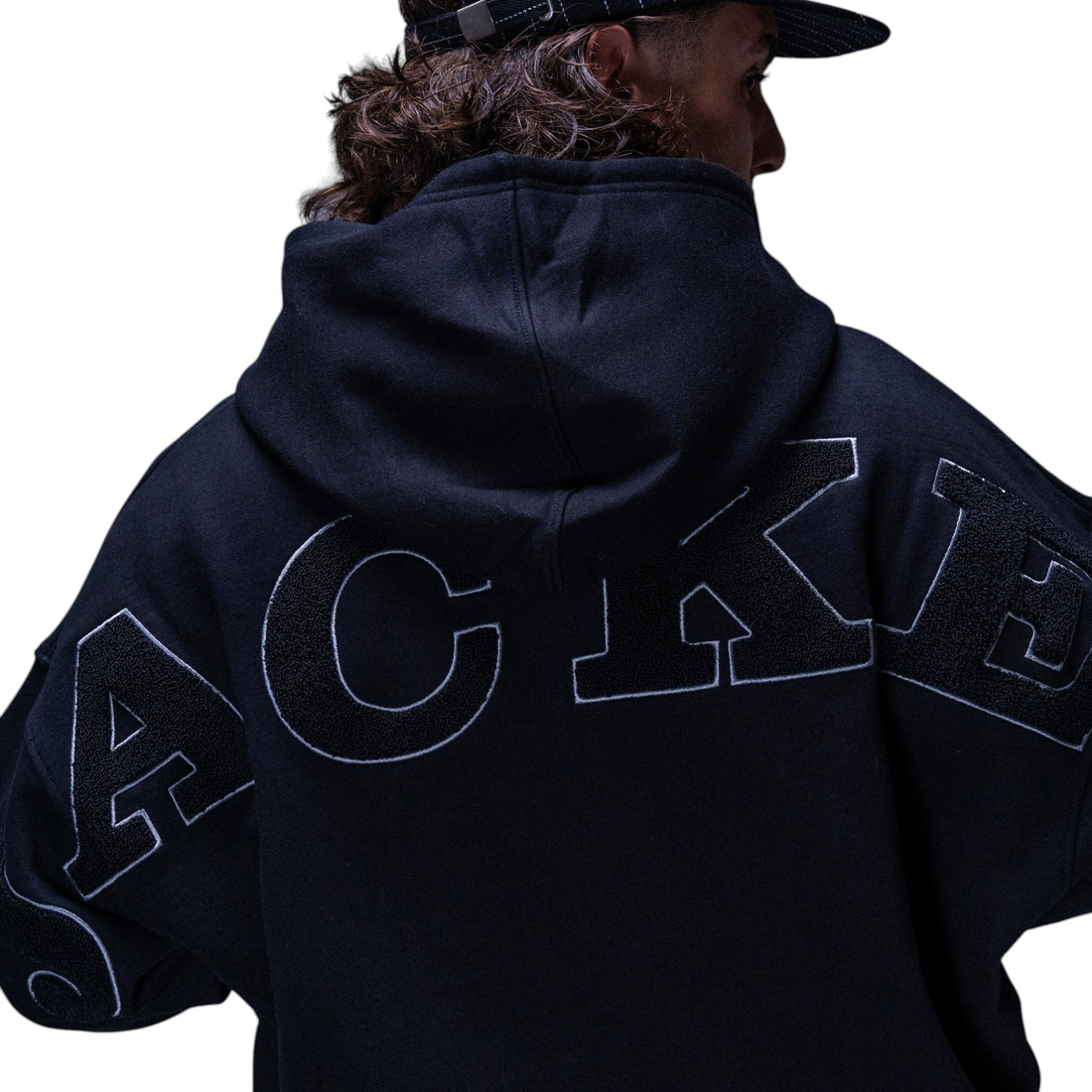 Sweat à capuche zippé noir Born2ride Jacker Notorious en coton épais avec logo brodé au dos porté par un homme