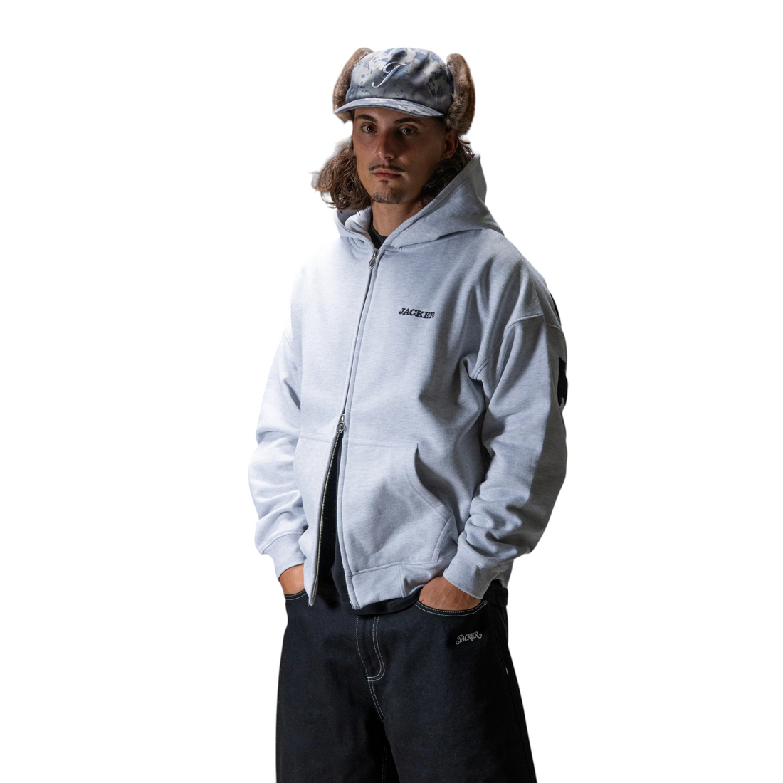 Homme portant un sweat à capuche zippé gris Born2ride Jacker Notorious en coton épais avec une casquette à rabats