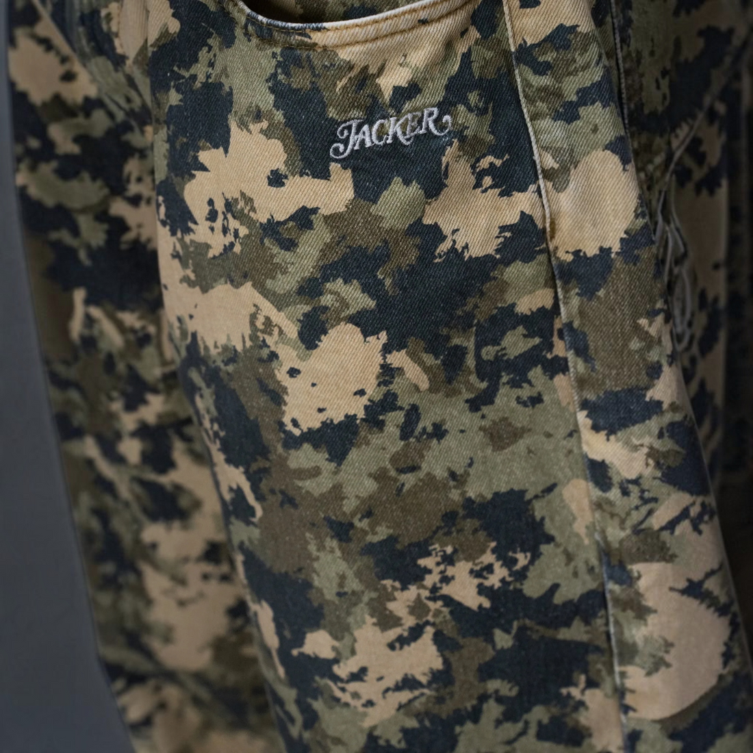 Pantalon baggy Born2ride Jacker N°1890 en coton avec motif camouflage vert et marron et logo brodé