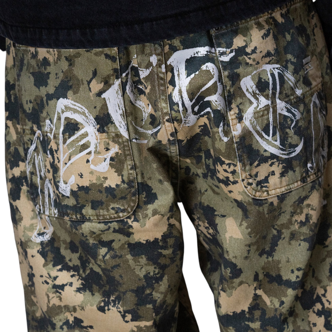 Pantalon baggy Born2ride Jacker N°1890 en coton camouflage avec logo blanc imprimé sur les poches arrière