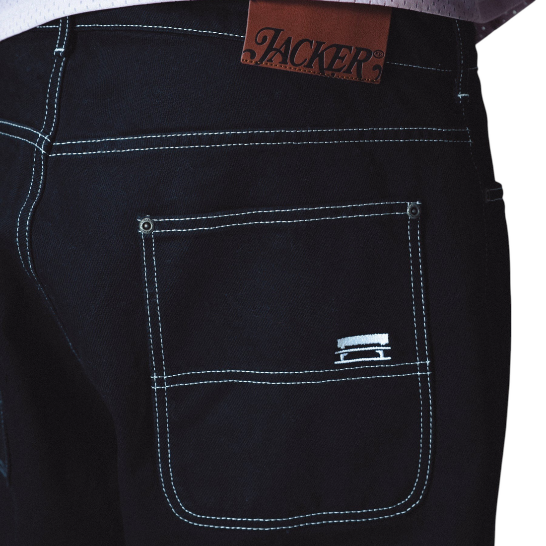 Pantalon baggy noir Jacker avec surpiqûres blanches et étiquette en cuir marron, disponible chez Born2ride