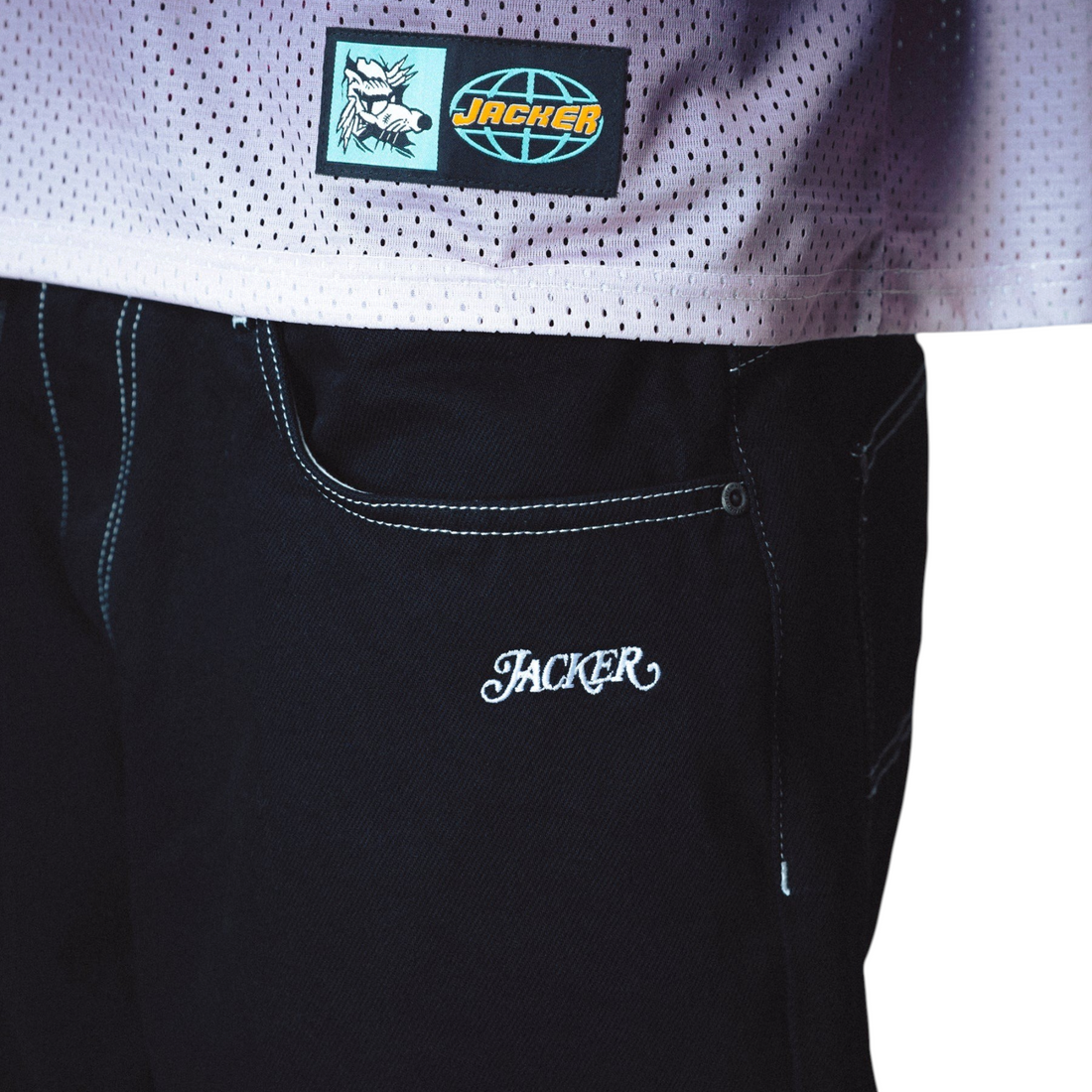 Pantalon baggy noir Born2ride Jacker avec surpiqûres contrastantes et logo brodé, porté avec un maillot en mesh