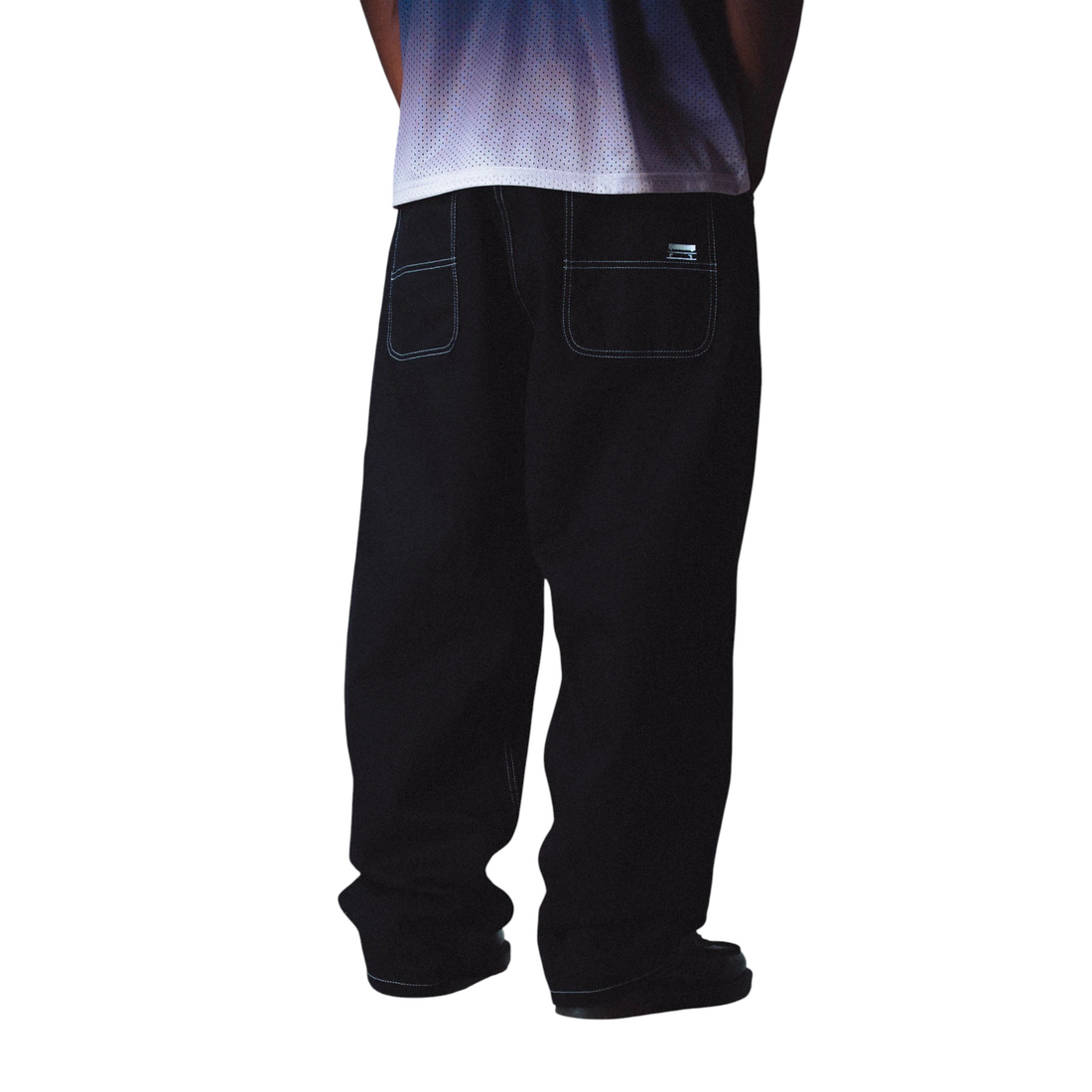 Vue arrière du pantalon baggy noir Jacker Classic porté, avec surpiqûres contrastantes, disponible chez Born2ride.