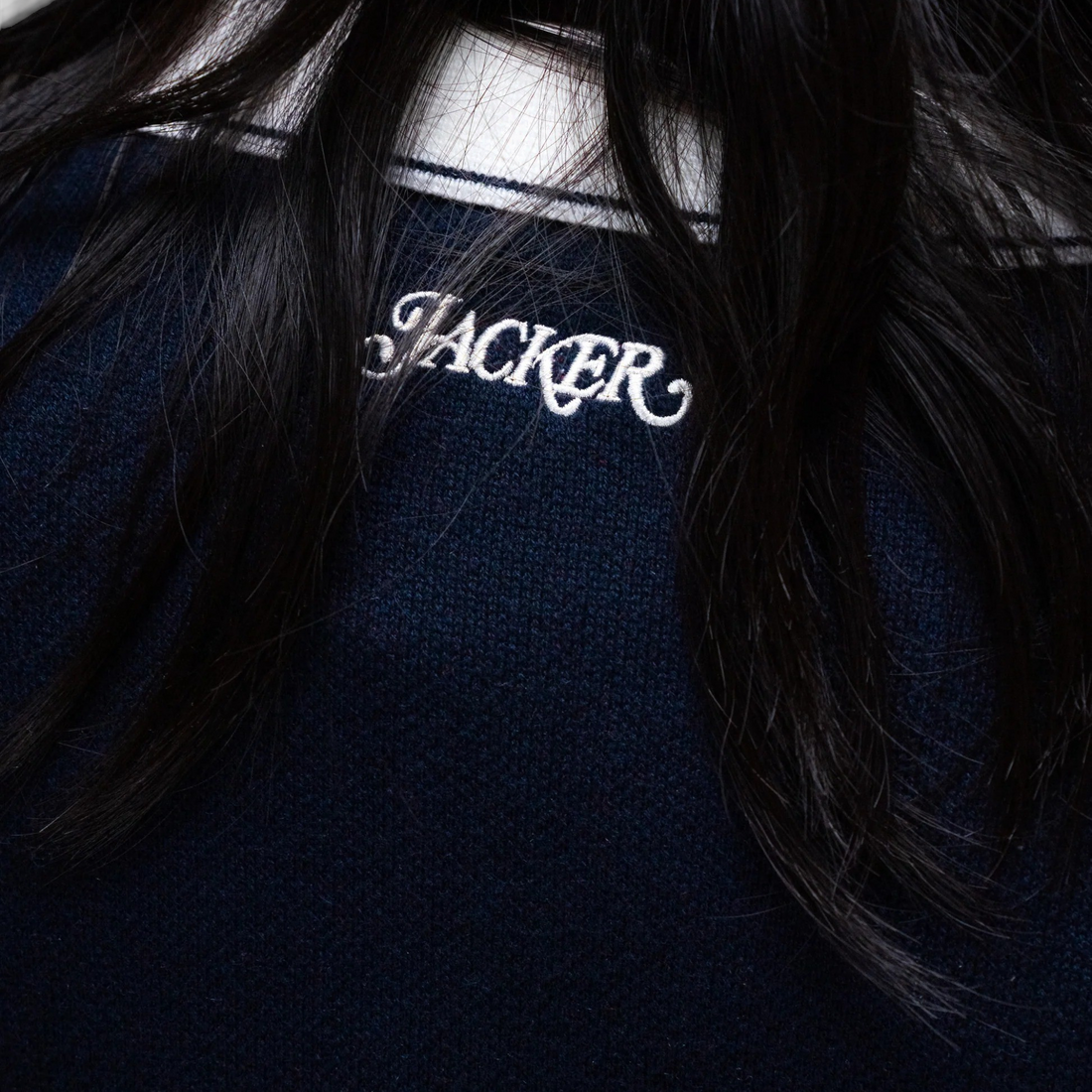 Polo en maille Born2ride Jacker Zazel bleu marine avec logo brodé blanc et col contrastant porté par une femme
