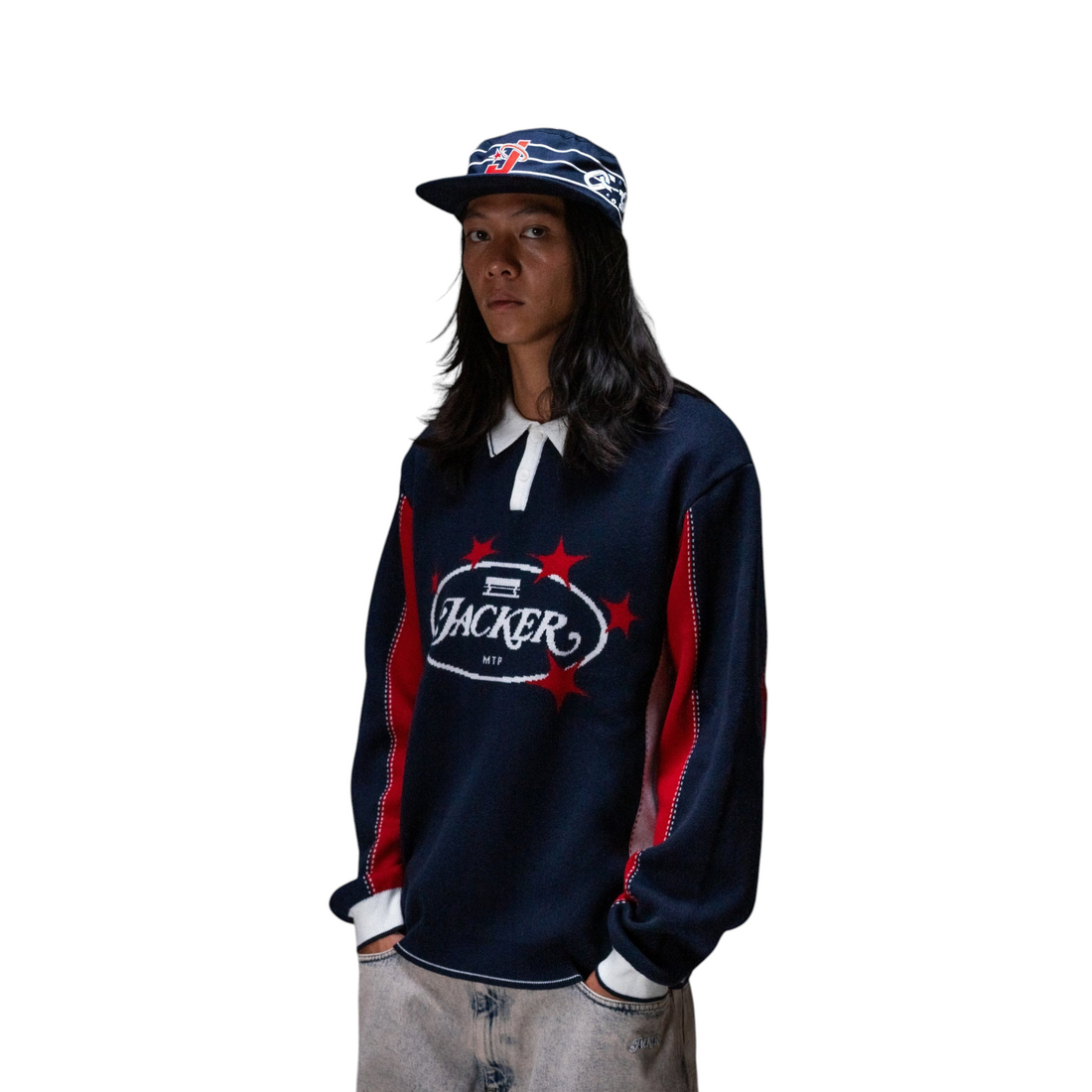 Homme portant le polo en maille multi Jacker Zazel avec logo et étoiles, disponible chez Born2ride