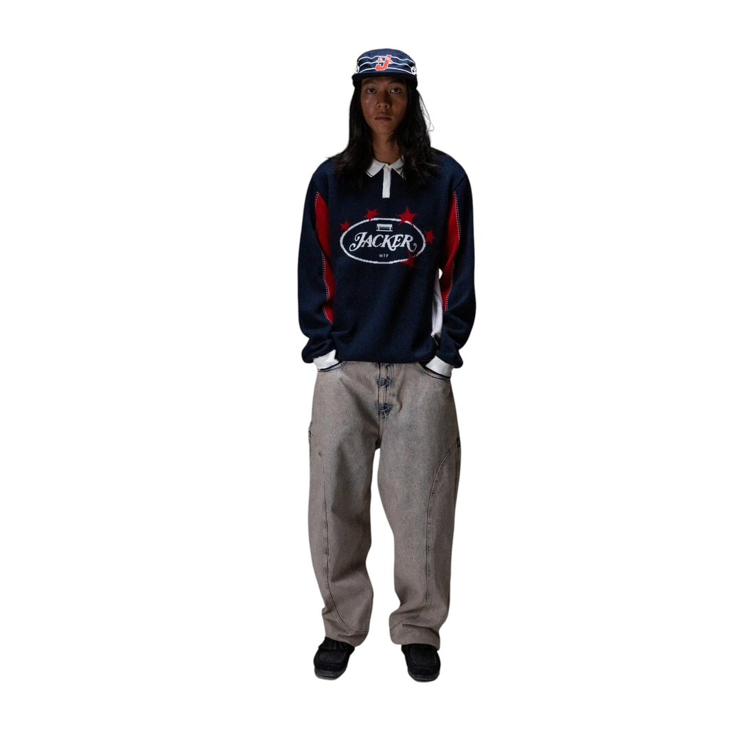 Mannequin portant le polo en maille multicolore Jacker Zazel avec logo et détails contrastés chez Born2ride