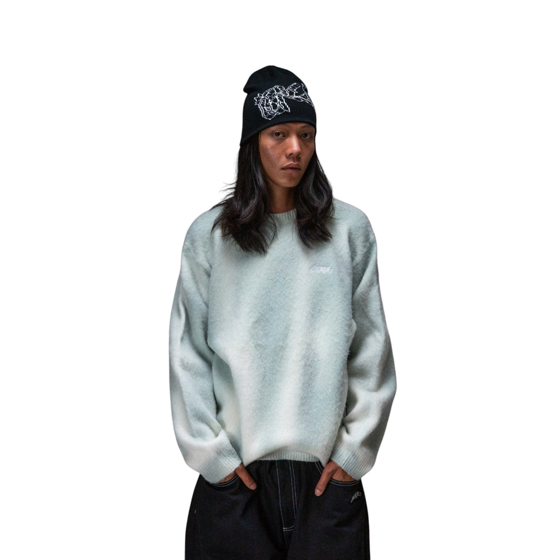 Mannequin portant le pull en maille Born2ride Jacker Blur Knit bleu clair texturé avec un bonnet noir