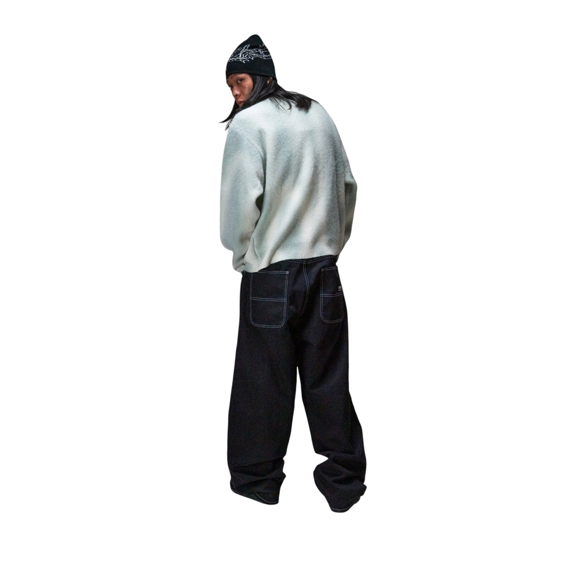 Mannequin portant le pull en maille Jacker Blur Knit AOP avec un bonnet noir, vue de dos sur fond gris chez Born2ride