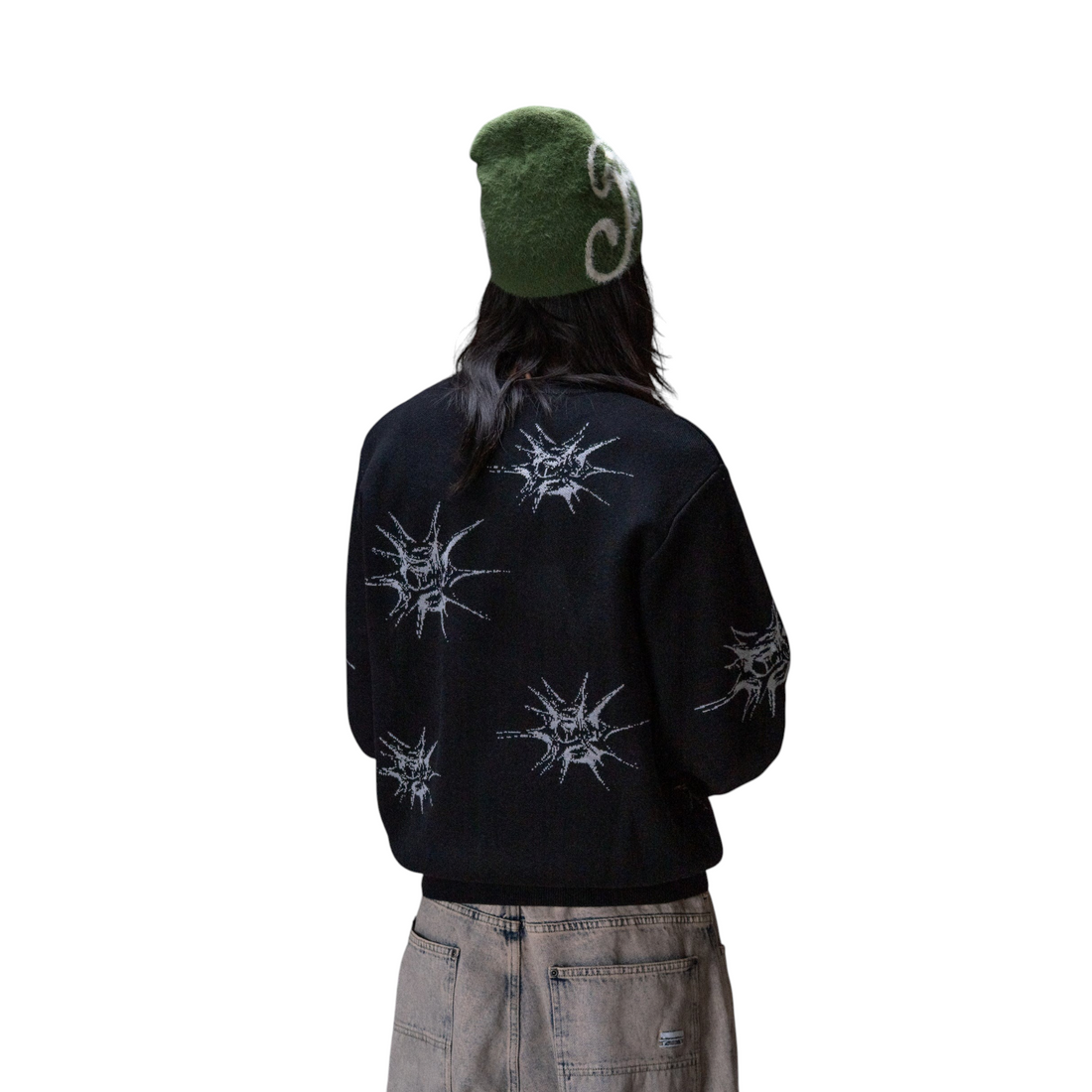 Pull Born2ride Jacker N°1890 noir à motif jacquard blanc, coupe oversize, porté par un mannequin avec un bonnet vert