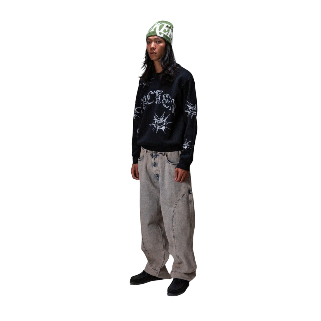 Homme portant le pull noir Jacker N°1890 Knit oversize avec motif jacquard et bonnet vert Born2ride