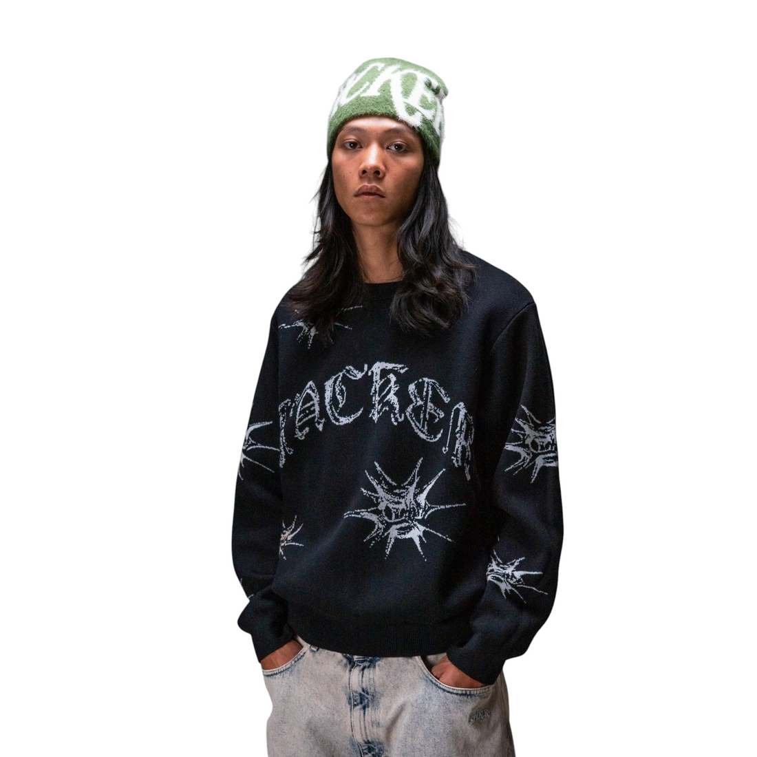 Homme portant le pull Born2ride Jacker N°1890 Knit noir à motif jacquard oversize avec un bonnet vert