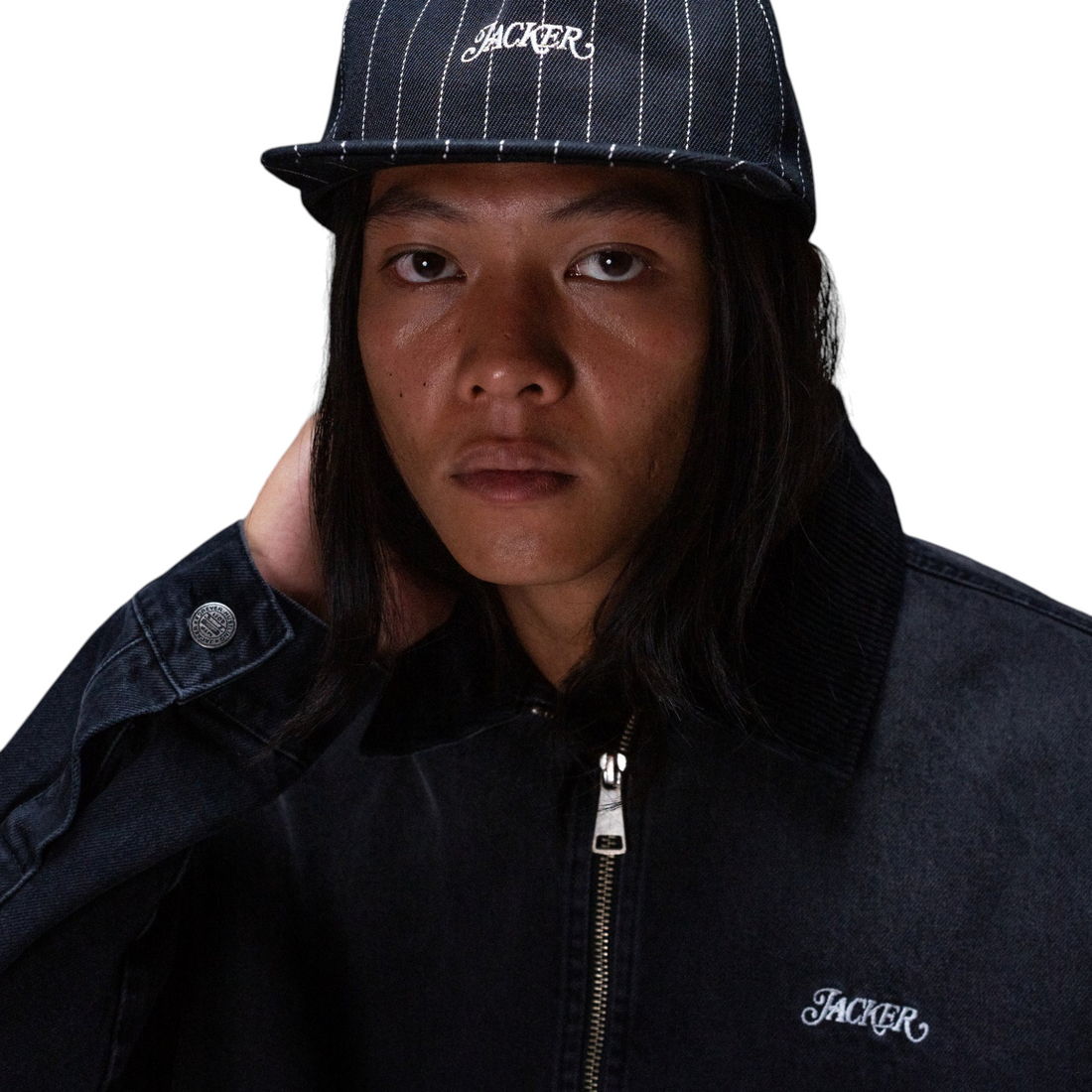 Modèle portant la casquette Jacker Stripe Cap noire en twill de coton avec rayures blanches, disponible chez Born2ride.