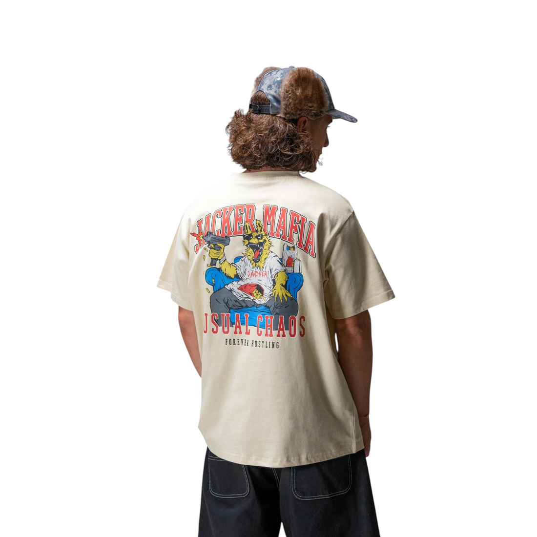 Homme portant le t-shirt beige Born2ride Jacker Instinct en coton épais avec sérigraphie graphique au dos