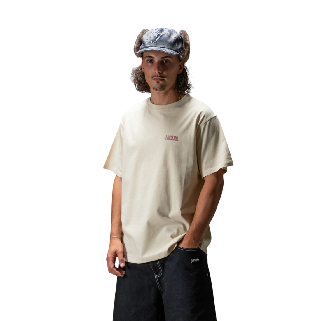 Homme portant un t-shirt beige en coton épais Jacker Instinct avec logo sur la poitrine, collection Born2ride