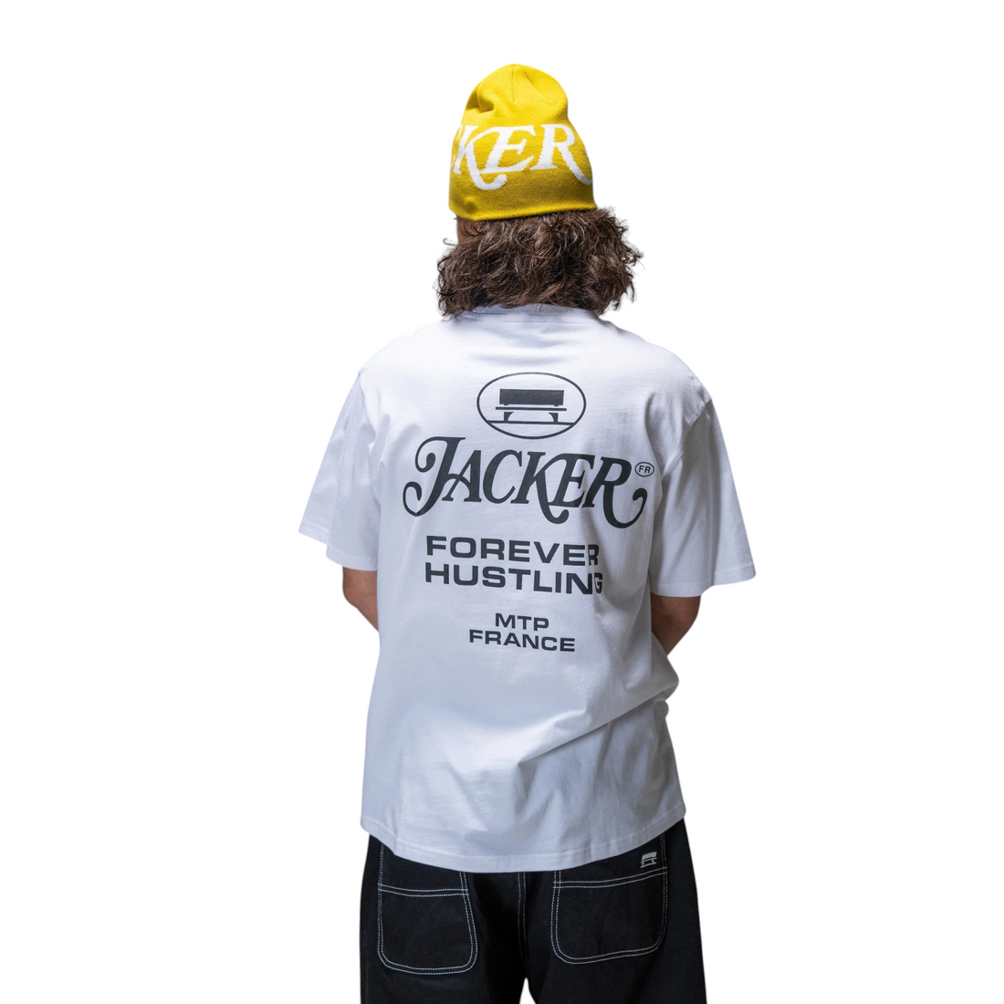 T-shirt blanc en coton Born2ride Jacker avec sérigraphie graphique noire au dos porté par un homme avec un bonnet