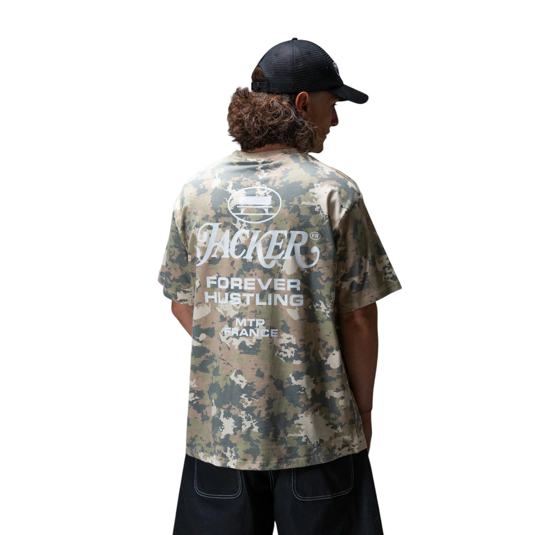 Homme portant un t-shirt Born2ride Jacker Collective en coton camouflage avec sérigraphie blanche au dos