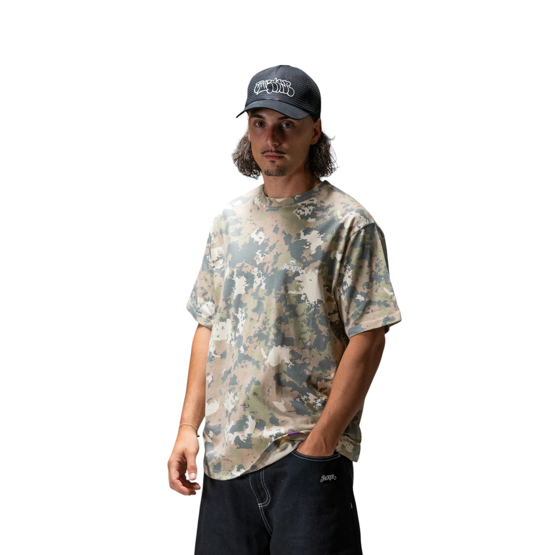 Homme portant un t-shirt Born2ride Jacker Collective en coton à motif camouflage avec une casquette noire